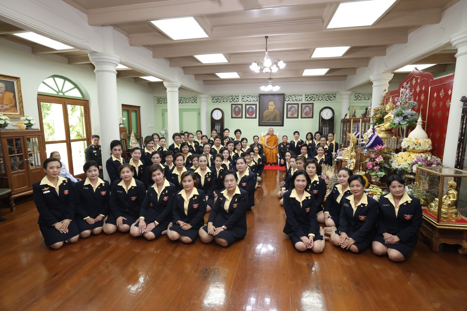 065 เมื่อวันที่ 6 มิถุนายน 2560 นายกสมาคมภริยาฯ นำคณะกรรมการสมาคมฯ เข้าเฝ้าถวายสักการะสมเด็จพระอริยวงศาคตญาณ สมเด็จพระสังฆราช สกลมหาสังฆปริณายก พร้อมทั้งถวายปัจจัยเพื่อสมทบทุนการจัดหาเครื่องมือแพทย์สำหรับใช้ในโรงพยาบาล ณ วัดราชบพิธสถิตมหาสีมารามราชวรวิหาร เขตพระนคร กรุงเทพฯ