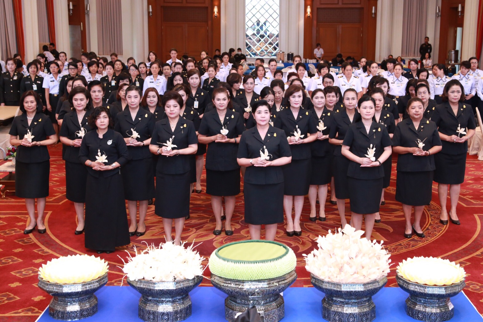 070 เมื่อวันที่ 29 มิถุนายน 2560 เวลา 09.00 - 16.00 น. นายกสมาคมภริยาฯ พร้อมด้วยคณะกรรมการฯ ร่วมกับ กรุงเทพมหานคร จัดกิจกรรมประดิษฐ์ดอกไม้จันทน์ เพื่อนำไปใช้ในงาน พระราชพิธีถวายพระเพลิงพระบรมศพ พระบาทสมเด็จพระปรมินทรมหาภูมิพลอดุลยเดช ณ ห้องพินิตประชานาถ ในศาลาว่าการกลาโหม
