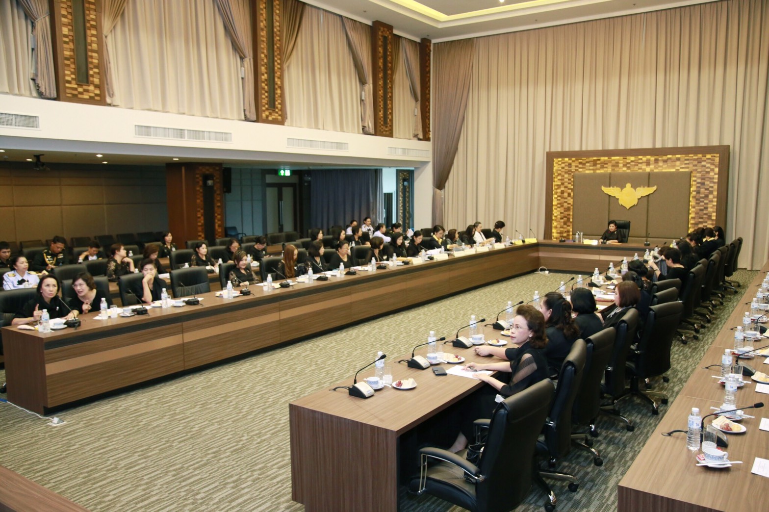 071 เมื่อวันที่ 5 กรกฎาคม 2560 นายกสมาคมภริยาฯ เป็นประธานการประชุมคณะกรรมการสมาคมภริยาฯ ครั้งที่ 3/2560 เพื่อรับทราบ และติดตามการดำเนินงานที่ผ่านมาของสมาคมฯ ณ ห้องประชุม ชั้น ๖ อาคารสำนักงานปลัดกระทรวงกลาโหม ศรีสมาน