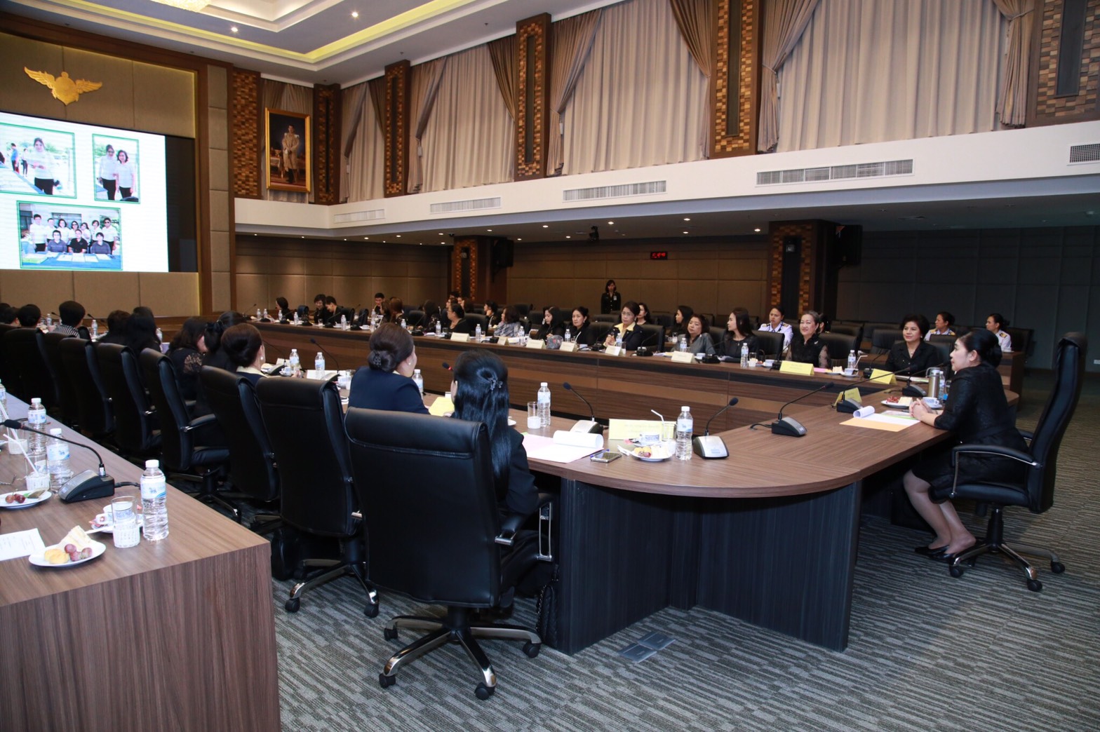 071 เมื่อวันที่ 5 กรกฎาคม 2560 นายกสมาคมภริยาฯ เป็นประธานการประชุมคณะกรรมการสมาคมภริยาฯ ครั้งที่ 3/2560 เพื่อรับทราบ และติดตามการดำเนินงานที่ผ่านมาของสมาคมฯ ณ ห้องประชุม ชั้น ๖ อาคารสำนักงานปลัดกระทรวงกลาโหม ศรีสมาน
