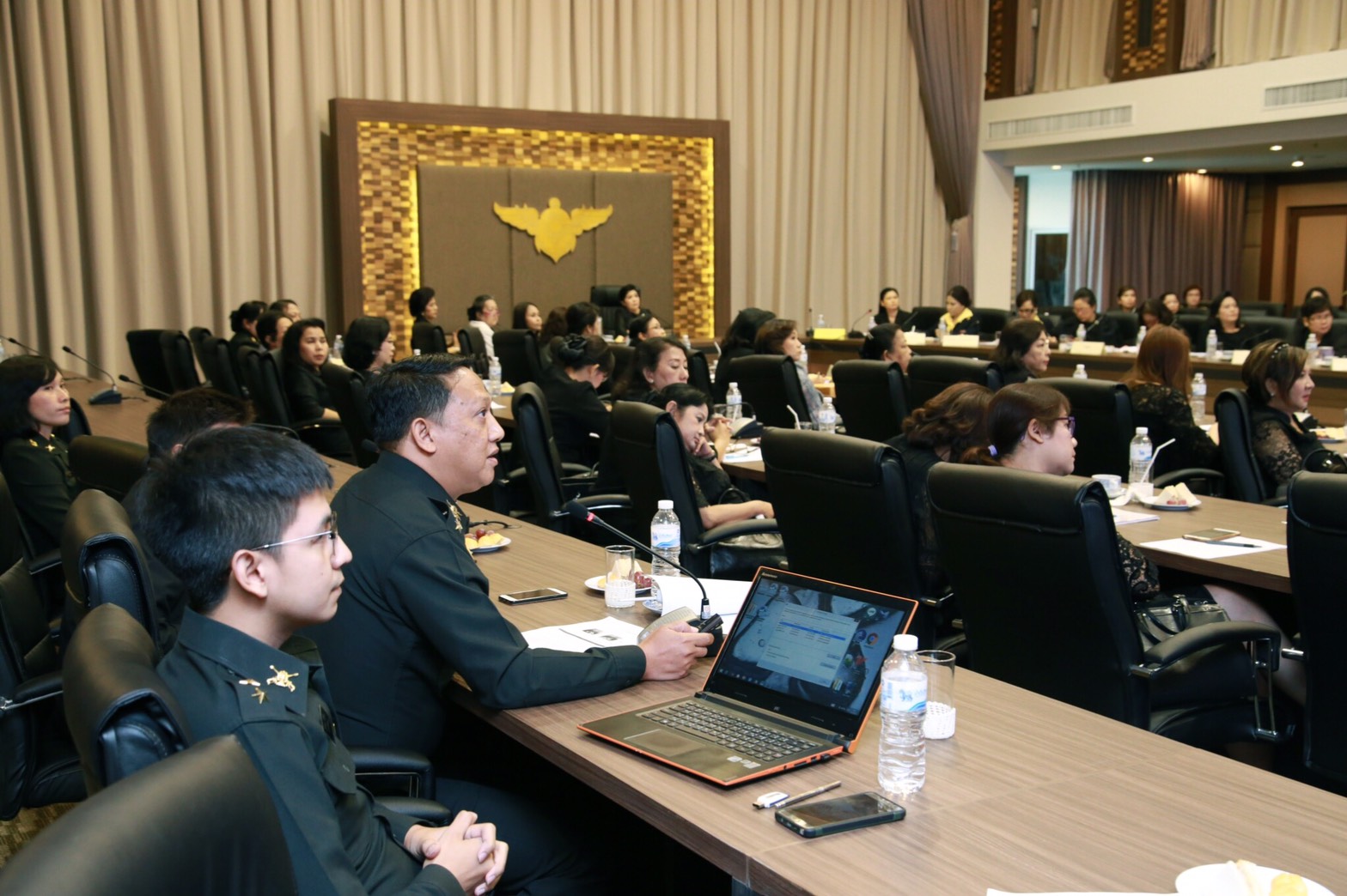 071 เมื่อวันที่ 5 กรกฎาคม 2560 นายกสมาคมภริยาฯ เป็นประธานการประชุมคณะกรรมการสมาคมภริยาฯ ครั้งที่ 3/2560 เพื่อรับทราบ และติดตามการดำเนินงานที่ผ่านมาของสมาคมฯ ณ ห้องประชุม ชั้น ๖ อาคารสำนักงานปลัดกระทรวงกลาโหม ศรีสมาน