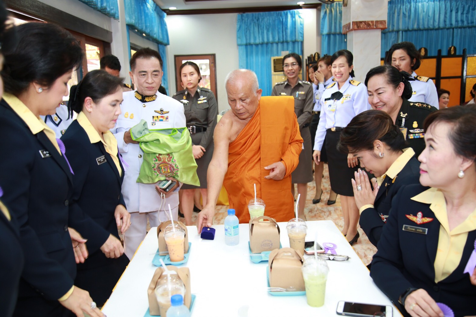 073 เมื่อวันที่ 5 กรกฎาคม 2560 นายกสมาคมภริยาฯ พร้อมด้วยคณะกรรมการสมาคมฯ ร่วมรับเสด็จพระเจ้าวรวงศ์เธอ พระองค์เจ้าโสมสวลี พระวรราชาทินัดดามาตุ เสด็จทรงบำเพ็ญพระกุศลถวายต้นเทียนพรรษา ปีที่ ๓๗ ณ วัดอาวุธวิกสิตาราม เขตบางพลัด กรุงเทพฯ