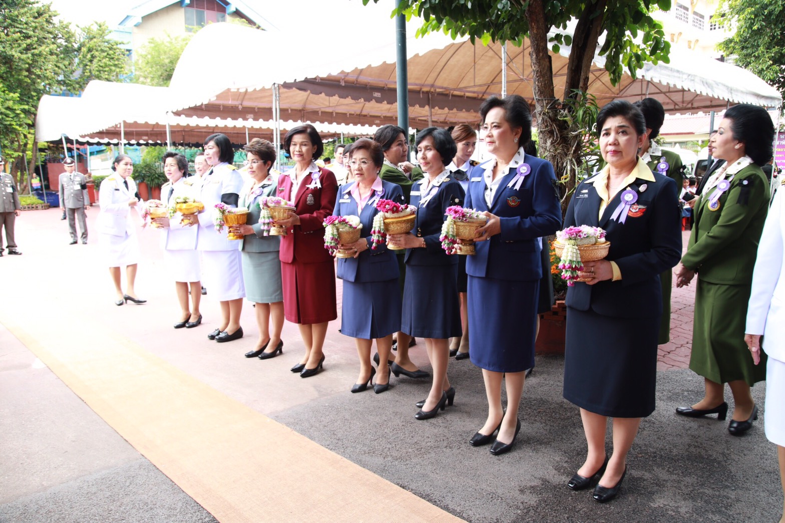 073 เมื่อวันที่ 5 กรกฎาคม 2560 นายกสมาคมภริยาฯ พร้อมด้วยคณะกรรมการสมาคมฯ ร่วมรับเสด็จพระเจ้าวรวงศ์เธอ พระองค์เจ้าโสมสวลี พระวรราชาทินัดดามาตุ เสด็จทรงบำเพ็ญพระกุศลถวายต้นเทียนพรรษา ปีที่ ๓๗ ณ วัดอาวุธวิกสิตาราม เขตบางพลัด กรุงเทพฯ