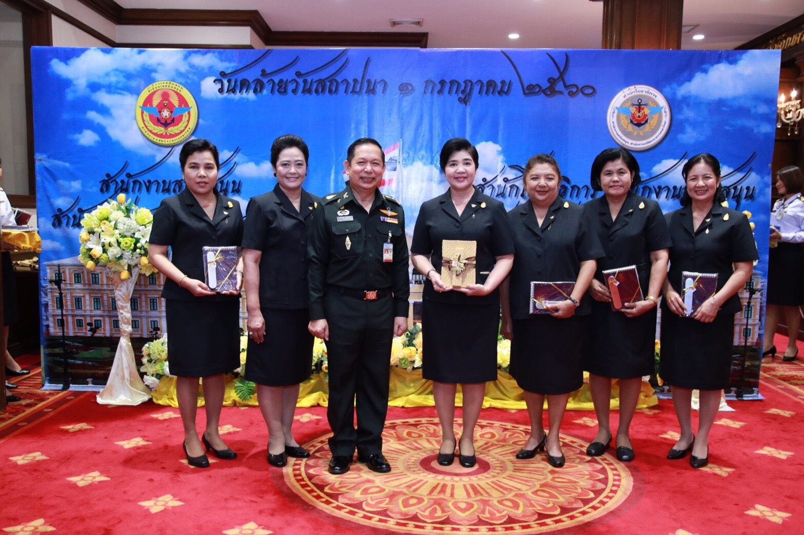 074 เมื่อวันที่ 7 กรกฎาคม 2560 นายกสมาคมภริยาฯ พร้อมด้วยคณะกรรมการสมาคมฯ ร่วมงานวันคล้ายวันสถาปนา สำนักงานสนับสนุน สำนักงานปลัดกระทรวงกลาโหม ครบ ๘ ปี และสำนักโยธาธิการ สำนักงานสนับสนุน สำนักงานปลัดกระทรวงกลาโหม ครบ ๒๗ ปี ณ ห้อง สุรศักดิ์มนตรี ในศาลาว่าการกลาโหม