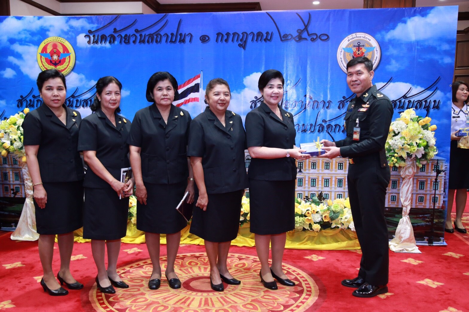 074 เมื่อวันที่ 7 กรกฎาคม 2560 นายกสมาคมภริยาฯ พร้อมด้วยคณะกรรมการสมาคมฯ ร่วมงานวันคล้ายวันสถาปนา สำนักงานสนับสนุน สำนักงานปลัดกระทรวงกลาโหม ครบ ๘ ปี และสำนักโยธาธิการ สำนักงานสนับสนุน สำนักงานปลัดกระทรวงกลาโหม ครบ ๒๗ ปี ณ ห้อง สุรศักดิ์มนตรี ในศาลาว่าการกลาโหม