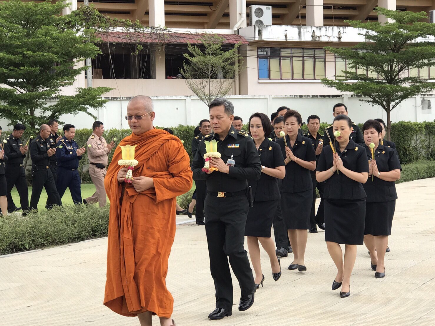 075 เมื่อวันที่ 7 กรกฎาคม 2560 คุณสาธิตา สุวรรณทัต เป็นผู้แทนนายกสมาคมภริยาฯ พร้อมด้วยคณะกรรมการสมาคมฯ ร่วมงาน กิจกรรมส่งเสริมคุณธรรม จริยธรรม เนื่องในเทศกาลอาสาฬหบูชาและเข้าพรรษา ประจำปี 2560 เพื่อถวายเป็นพุทธบูชา และถวายเป็นพระราชกุศลแด่พระบาทสมเด็จพระปรมินทรมหาภูมิพลอดุลยเดช ณ หอพระ สำนักงานปลัดกระทรวงกลาโหม(ศรีสมาน)
