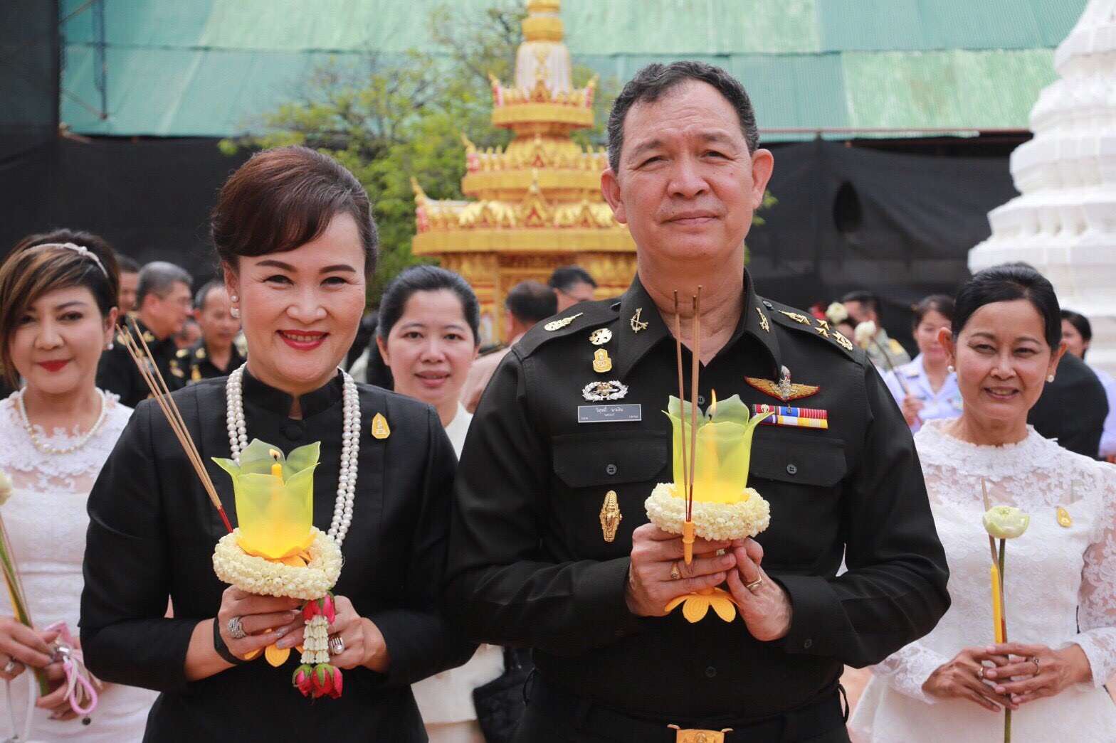 076 เมื่อวันที่ 7 กรกฎาคม 2560 คุณวิไลวรรณ นาเงิน เป็นผู้แทนนายกสมาคมภริยาฯ พร้อมด้วยคณะกรรมการสมาคมฯ ร่วมงาน กิจกรรมส่งเสริมคุณธรรม จริยธรรม เนื่องในเทศกาลอาสาฬหบูชาและเข้าพรรษา ประจำปี 2560 เพื่อถวายเป็นพุทธบูชา และถวายเป็นพระราชกุศลแด่พระบาทสมเด็จพระปรมินทรมหาภูมิพลอดุลยเดช ณ วัดบวรมงคล ราชวรวิหาร เขตบางพลัด กรุงเทพฯ