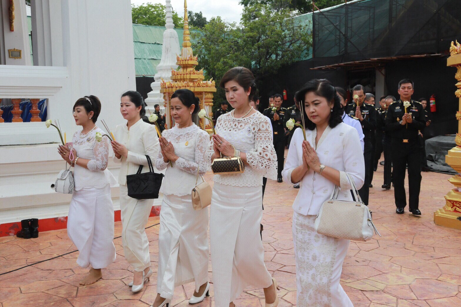 076 เมื่อวันที่ 7 กรกฎาคม 2560 คุณวิไลวรรณ นาเงิน เป็นผู้แทนนายกสมาคมภริยาฯ พร้อมด้วยคณะกรรมการสมาคมฯ ร่วมงาน กิจกรรมส่งเสริมคุณธรรม จริยธรรม เนื่องในเทศกาลอาสาฬหบูชาและเข้าพรรษา ประจำปี 2560 เพื่อถวายเป็นพุทธบูชา และถวายเป็นพระราชกุศลแด่พระบาทสมเด็จพระปรมินทรมหาภูมิพลอดุลยเดช ณ วัดบวรมงคล ราชวรวิหาร เขตบางพลัด กรุงเทพฯ
