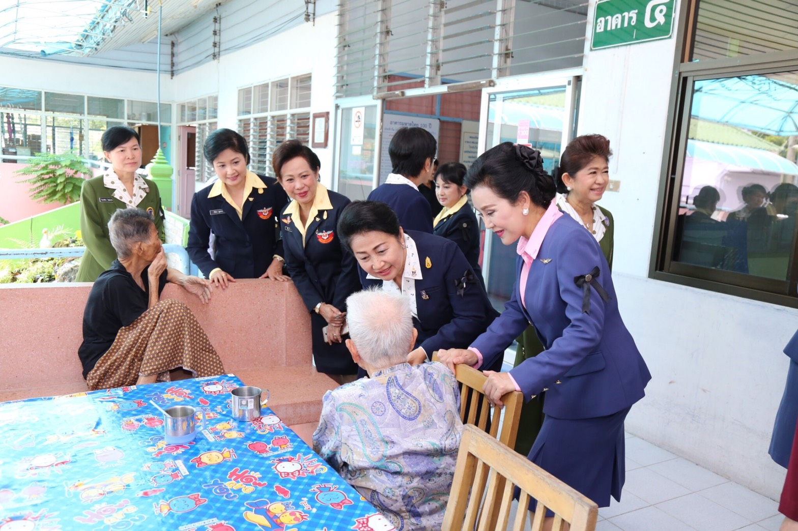 077 เมื่อวันที่ 11 กรกฎาคม 2560 นายกสมาคมภริยาฯ และคณะกรรมการสมาคมฯ ร่วมกับสมาคมแม่บ้านทหาร-ตำรวจ จัดกิจกรรมเฉลิมพระเกียรติ เนื่องในโอกาสที่พระเจ้าวรวงศ์เธอ พระองค์เจ้าโสมสวลี พระวรราชาทินัดดามาตุ ทรงเจริญพระชันษา ครบ 5 รอบ ในวันที่ 13 กรกฎาคม 2560 ณ ศูนย์พัฒนาการจัดสวัสดิการสังคมผู้สูงอายุ บ้านบางแค กรุงเทพฯ