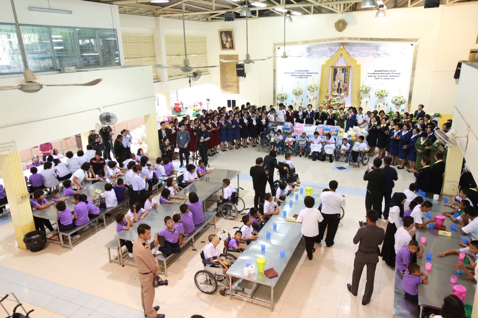 078 เมื่อวันที่ 19 กรกฎาคม 2560 นายกสมาคมภริยาฯ และคณะกรรมการฯ ร่วมกับสมาคมแม่บ้านทหาร ตำรวจ จัดกิจกรรมเฉลิมพระเกียรติ สมเด็จพระเจ้าอยู่หัวมหาวชิราลงกรณ บดินทรเทพยวรางกูร เนื่องในโอกาสวันเฉลิมพระชนมพรรษา วันที่ 28 กรกฎาคม 2560 ณ สถานคุ้มครองและพัฒนาคนพิการบ้านนนทภูมิ อ.ปากเกร็ด จ.นนทบุรี