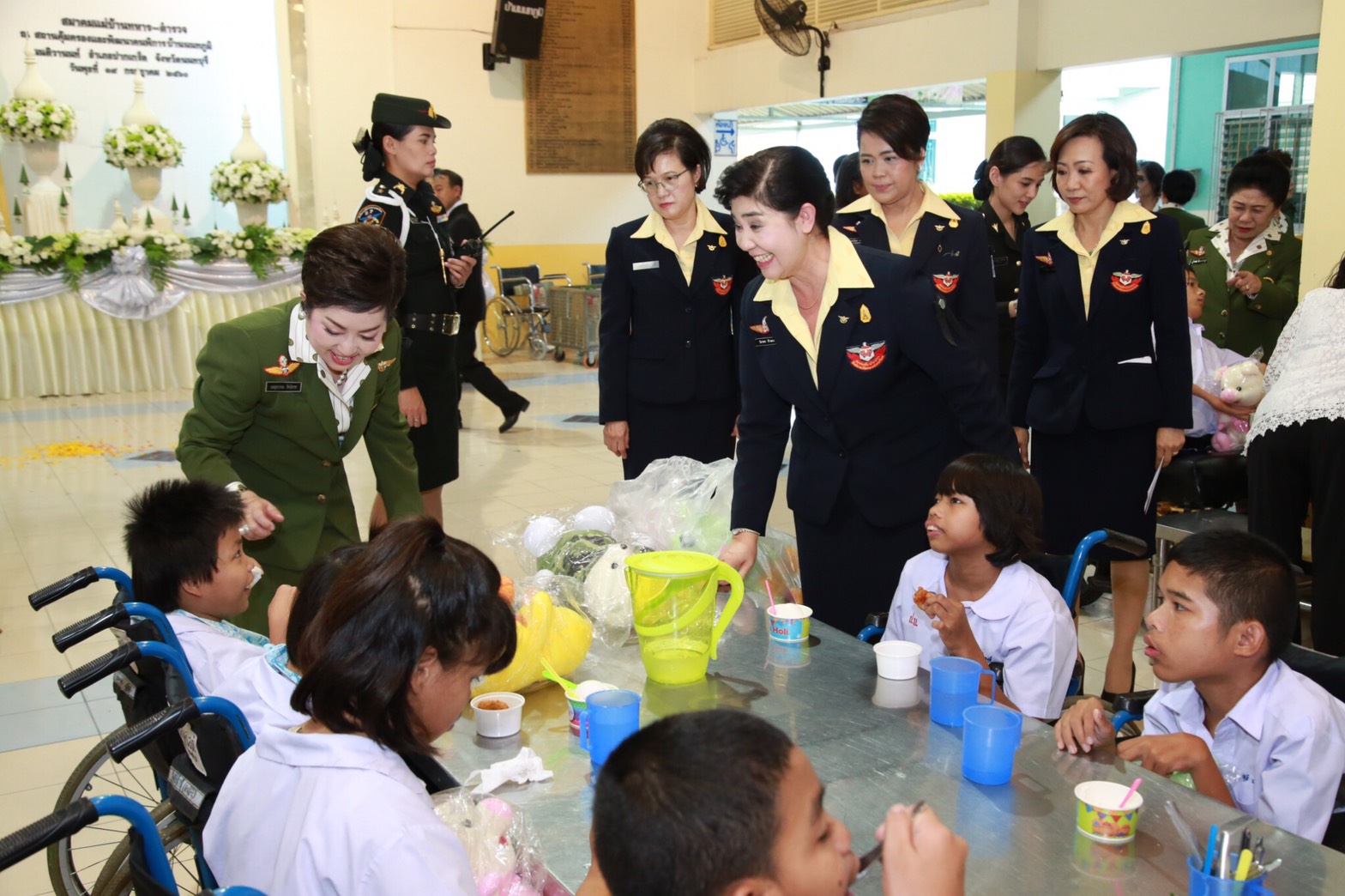 078 เมื่อวันที่ 19 กรกฎาคม 2560 นายกสมาคมภริยาฯ และคณะกรรมการฯ ร่วมกับสมาคมแม่บ้านทหาร ตำรวจ จัดกิจกรรมเฉลิมพระเกียรติ สมเด็จพระเจ้าอยู่หัวมหาวชิราลงกรณ บดินทรเทพยวรางกูร เนื่องในโอกาสวันเฉลิมพระชนมพรรษา วันที่ 28 กรกฎาคม 2560 ณ สถานคุ้มครองและพัฒนาคนพิการบ้านนนทภูมิ อ.ปากเกร็ด จ.นนทบุรี