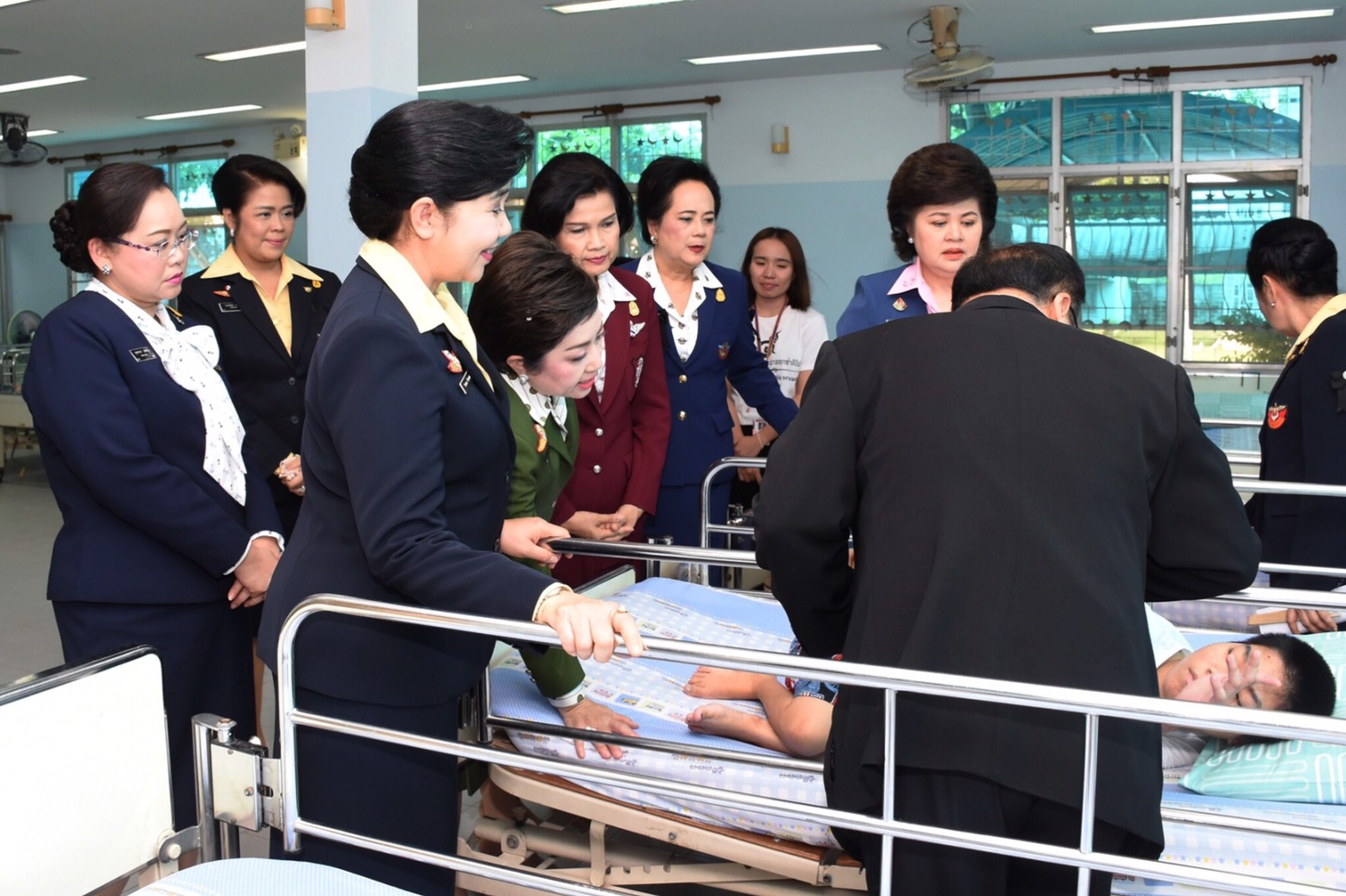 078 เมื่อวันที่ 19 กรกฎาคม 2560 นายกสมาคมภริยาฯ และคณะกรรมการฯ ร่วมกับสมาคมแม่บ้านทหาร ตำรวจ จัดกิจกรรมเฉลิมพระเกียรติ สมเด็จพระเจ้าอยู่หัวมหาวชิราลงกรณ บดินทรเทพยวรางกูร เนื่องในโอกาสวันเฉลิมพระชนมพรรษา วันที่ 28 กรกฎาคม 2560 ณ สถานคุ้มครองและพัฒนาคนพิการบ้านนนทภูมิ อ.ปากเกร็ด จ.นนทบุรี