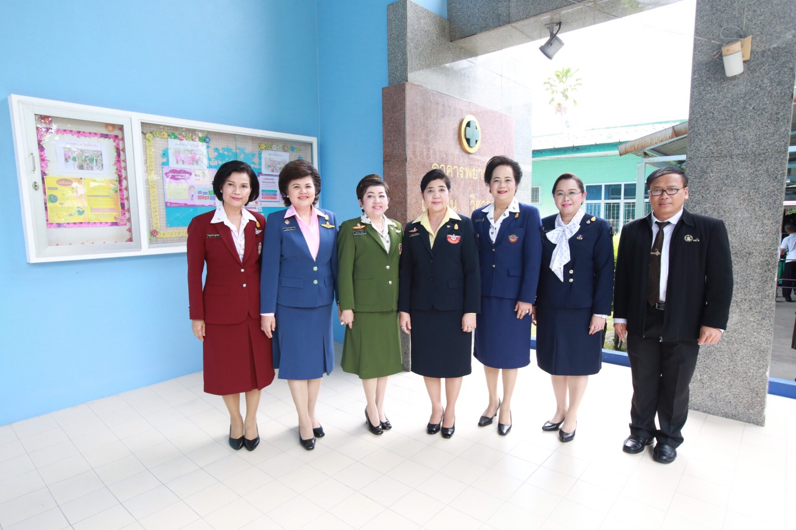 078 เมื่อวันที่ 19 กรกฎาคม 2560 นายกสมาคมภริยาฯ และคณะกรรมการฯ ร่วมกับสมาคมแม่บ้านทหาร ตำรวจ จัดกิจกรรมเฉลิมพระเกียรติ สมเด็จพระเจ้าอยู่หัวมหาวชิราลงกรณ บดินทรเทพยวรางกูร เนื่องในโอกาสวันเฉลิมพระชนมพรรษา วันที่ 28 กรกฎาคม 2560 ณ สถานคุ้มครองและพัฒนาคนพิการบ้านนนทภูมิ อ.ปากเกร็ด จ.นนทบุรี