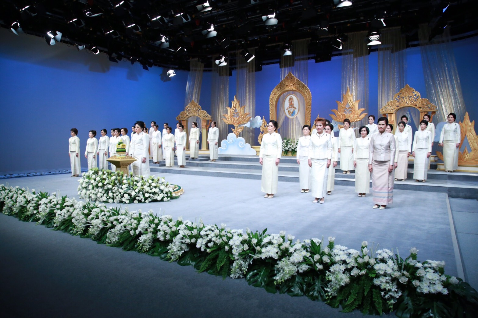 080 เมื่อวันที่ 16 กรกฎาคม 2560 นายกสมาคมภริยาฯ พร้อมด้วยคณะกรรมการฯ ร่วมกับสมาคมแม่บ้าน 6 สมาคม รับเสด็จพระเจ้าวรวงศ์เธอ พระองค์เจ้าโสมสวลี พระวรราชาทินัดดามาตุ เพื่อทรงร่วมบันทึกวีดิทัศน์อาเศียรพาท ถวายพระพรชัยมงคลสมเด็จพระเจ้าอยู่หัว มหาวชิราลงกรณ บดินทรเทพยวรางกูร เนื่องในโอกาสวันเฉลิมพระชนมพรรษา 28 กรกฎาคม 2560 ณ สถานีวิทยุโทรทัศน์กองทัพบก กรุงเทพฯ