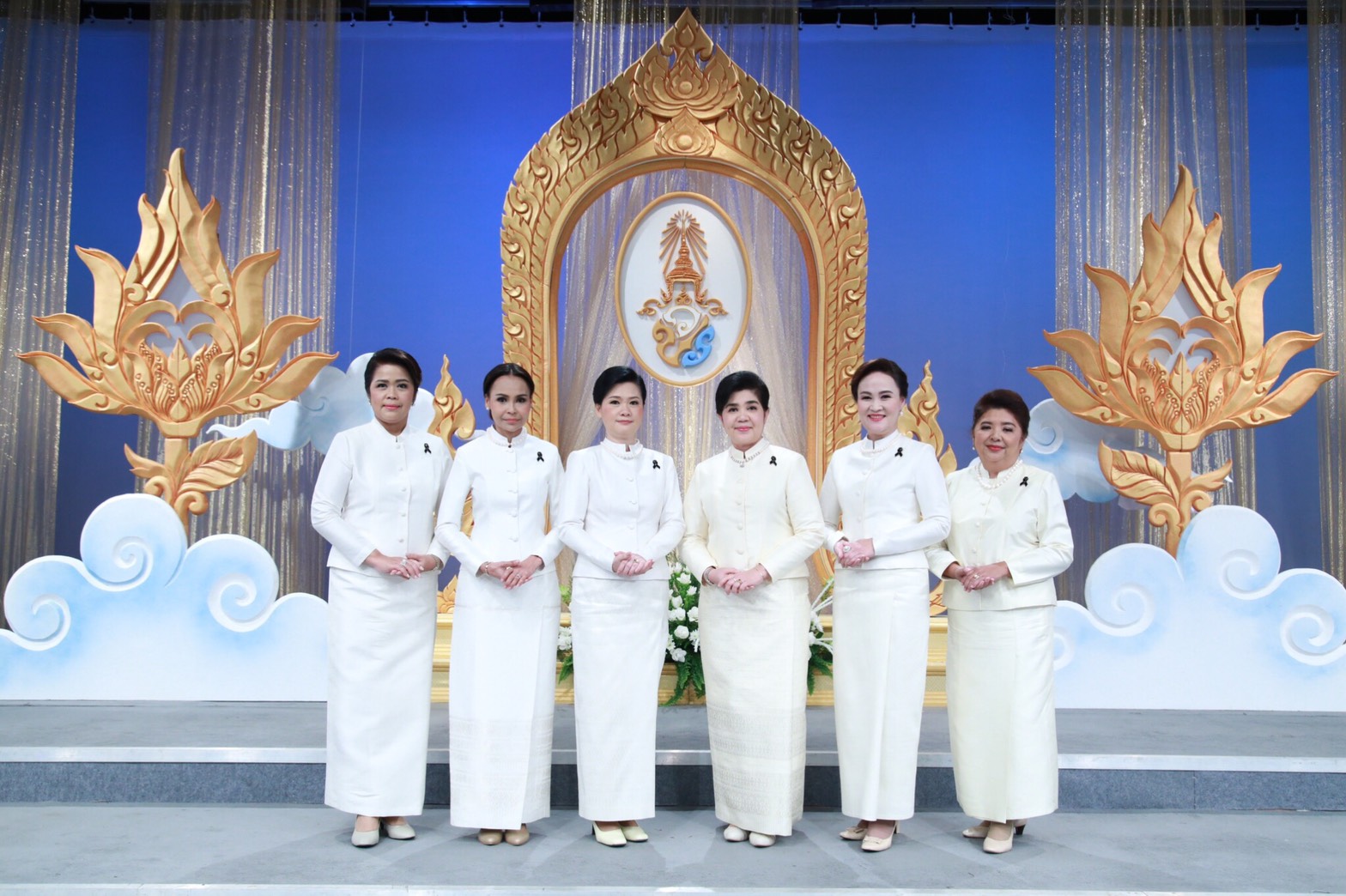 080 เมื่อวันที่ 16 กรกฎาคม 2560 นายกสมาคมภริยาฯ พร้อมด้วยคณะกรรมการฯ ร่วมกับสมาคมแม่บ้าน 6 สมาคม รับเสด็จพระเจ้าวรวงศ์เธอ พระองค์เจ้าโสมสวลี พระวรราชาทินัดดามาตุ เพื่อทรงร่วมบันทึกวีดิทัศน์อาเศียรพาท ถวายพระพรชัยมงคลสมเด็จพระเจ้าอยู่หัว มหาวชิราลงกรณ บดินทรเทพยวรางกูร เนื่องในโอกาสวันเฉลิมพระชนมพรรษา 28 กรกฎาคม 2560 ณ สถานีวิทยุโทรทัศน์กองทัพบก กรุงเทพฯ