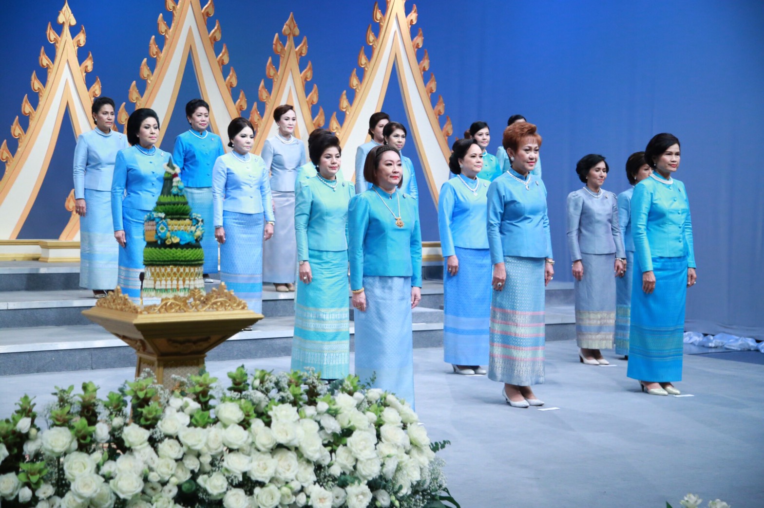 081 เมื่อวันที่ 21 กรกฎาคม 2560 นายกสมาคมภริยาฯ พร้อมด้วยคณะกรรมการสมาคมฯ ร่วมกับสมาคมแม่บ้าน 6 สมาคม รับเสด็จพระเจ้าวรวงศ์เธอ พระองค์เจ้าโสมสวลี พระวรราชาทินัดดามาตุ เพื่อทรงร่วมบันทึกวีดิทัศน์อาเศียรพาท ถวายพระพรชัยมงคล สมเด็จพระนางเจ้าสิริกิติ์ พระบรมราชินีนาถ ในรัชกาลที่ 9 เนื่องในโอกาสวันเฉลิมพระชนมพรรษา 12 สิงหาคม 2560 ณ สถานีวิทยุโทรทัศน์กองทัพบก กรุงเทพฯ