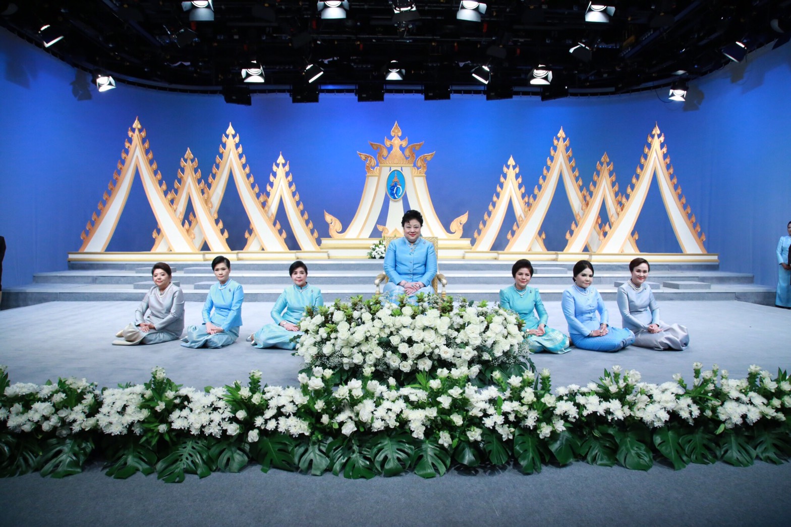 081 เมื่อวันที่ 21 กรกฎาคม 2560 นายกสมาคมภริยาฯ พร้อมด้วยคณะกรรมการสมาคมฯ ร่วมกับสมาคมแม่บ้าน 6 สมาคม รับเสด็จพระเจ้าวรวงศ์เธอ พระองค์เจ้าโสมสวลี พระวรราชาทินัดดามาตุ เพื่อทรงร่วมบันทึกวีดิทัศน์อาเศียรพาท ถวายพระพรชัยมงคล สมเด็จพระนางเจ้าสิริกิติ์ พระบรมราชินีนาถ ในรัชกาลที่ 9 เนื่องในโอกาสวันเฉลิมพระชนมพรรษา 12 สิงหาคม 2560 ณ สถานีวิทยุโทรทัศน์กองทัพบก กรุงเทพฯ