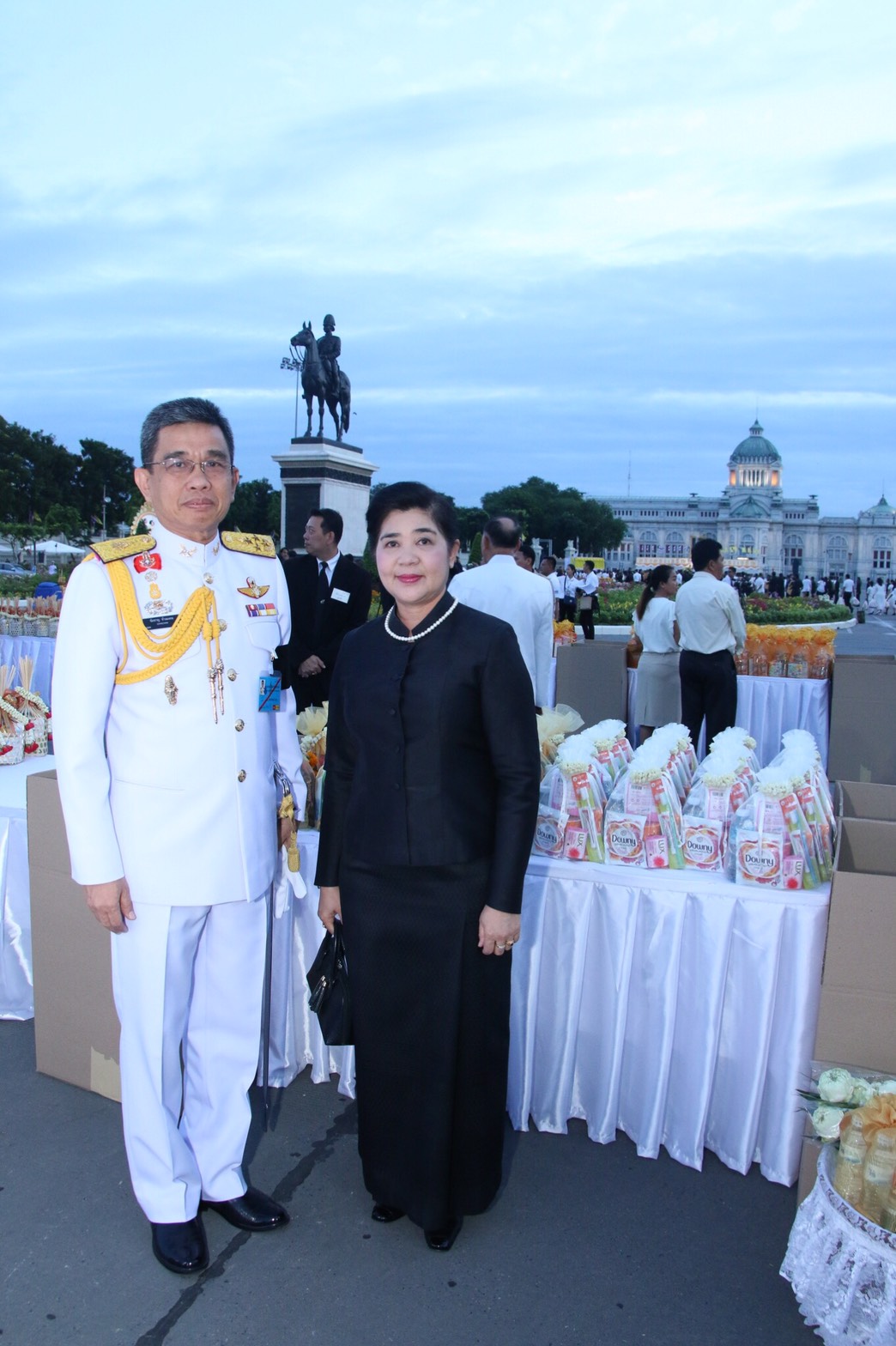 082 เมื่อวันที่ 28 กรกฎาคม 2560 นายกสมาคมภริยาฯ พร้อมคณะกรรมการสมาคมฯ ร่วมพิธีทำบุญตักบาตรถวายพระ...