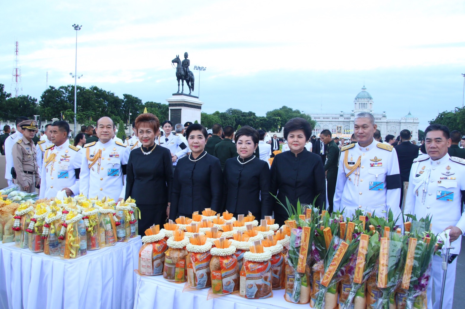 082 เมื่อวันที่ 28 กรกฎาคม 2560 นายกสมาคมภริยาฯ พร้อมคณะกรรมการสมาคมฯ ร่วมพิธีทำบุญตักบาตรถวายพระราชกุศล พระบาทสมเด็จพระปรมินทรมหาภูมิพลอดุลยเดช บรมนาถบพิตร และถวายพระพรชัยมงคลกับถวายเป็นพระราชกุศลแด่ สมเด็จพระนางเจ้าสิริกิติ์ พระบรมราชินีนาถ ในรัชกาลที่ 9 และสมเด็จพระเจ้าอยู่หัว มหาวชิราลงกรณ บดินทรเทพยวรางกูร เนื่องในโอกาสวันเฉลิมพระชนมพรรษา 65 พรรษา 28 กรกฎาคม 2560 ณ พระลานพระราชวังดุสิต กรุงเทพฯ