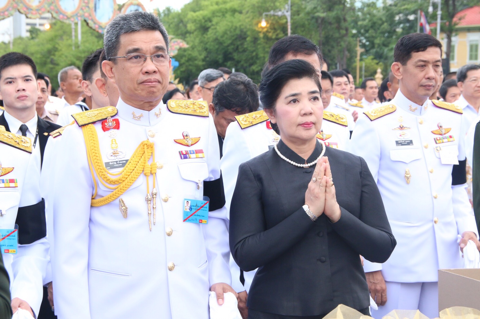 082 เมื่อวันที่ 28 กรกฎาคม 2560 นายกสมาคมภริยาฯ พร้อมคณะกรรมการสมาคมฯ ร่วมพิธีทำบุญตักบาตรถวายพระราชกุศล พระบาทสมเด็จพระปรมินทรมหาภูมิพลอดุลยเดช บรมนาถบพิตร และถวายพระพรชัยมงคลกับถวายเป็นพระราชกุศลแด่ สมเด็จพระนางเจ้าสิริกิติ์ พระบรมราชินีนาถ ในรัชกาลที่ 9 และสมเด็จพระเจ้าอยู่หัว มหาวชิราลงกรณ บดินทรเทพยวรางกูร เนื่องในโอกาสวันเฉลิมพระชนมพรรษา 65 พรรษา 28 กรกฎาคม 2560 ณ พระลานพระราชวังดุสิต กรุงเทพฯ