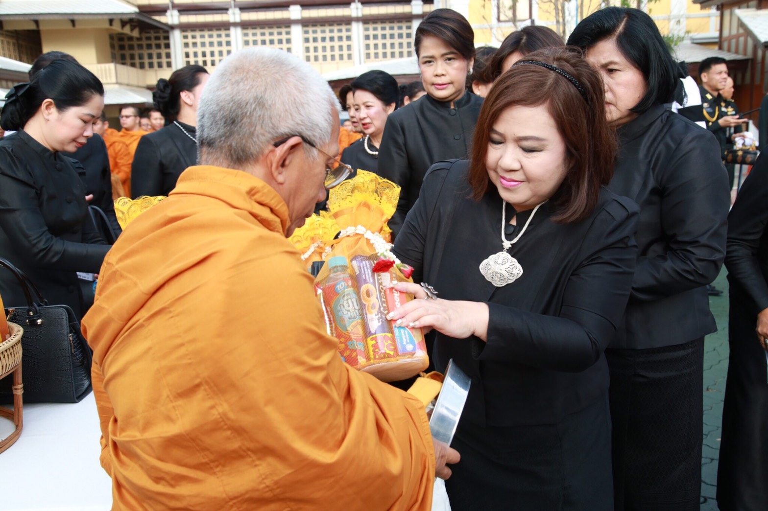 083 เมื่อวันที่ 28 กรกฎาคม 2560 พลตรีหญิงภรณี ชะเยมะ อุปนายกสมาคมภริยาฯ เป็นผู้แทนนายกสมาคมภริยาฯ พร้อมด้วยคณะกรรมการฯ ร่วมพิธีเจริญพระพุทธมนต์ถวายพระพรชัยมงคล และทำบุญตักบาตรถวายเป็นพระราชกุศลแด่สมเด็จพระเจ้าอยู่หัว มหาวชิราลงกรณ บดินทรเทพยวรางกูร เนื่องในโอกาสมหามงคลเฉลิมพระชนมพรรษา 65 พรรษา ณ ลานอเนกประสงค์ ในศาลาว่าการกลาโหม
