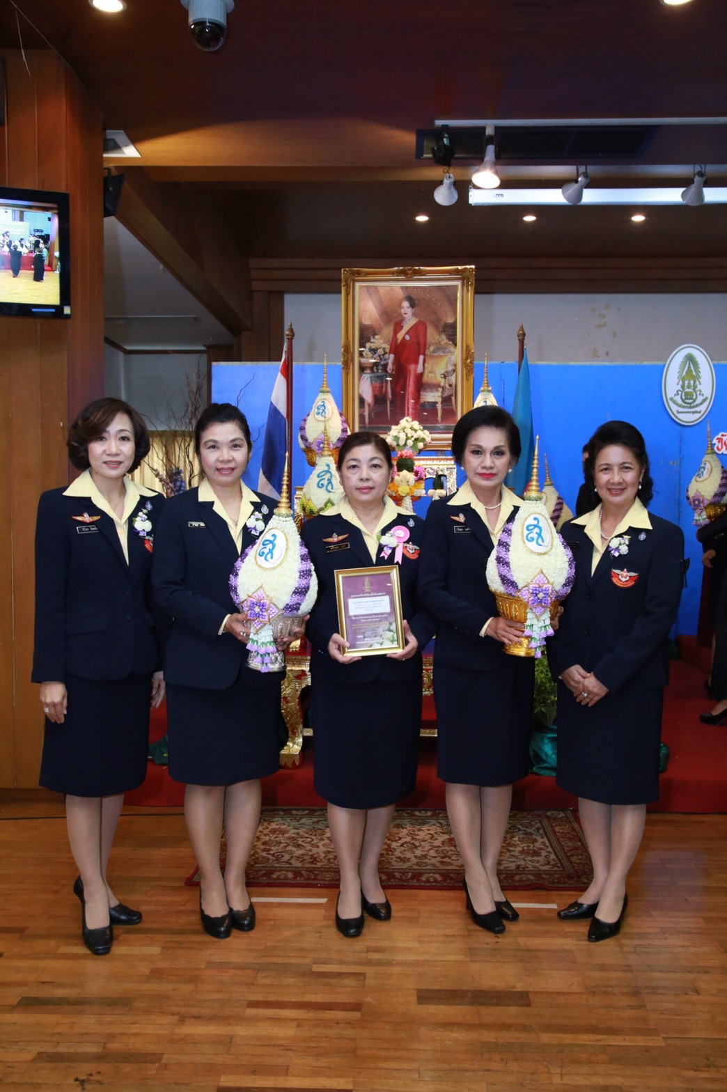 085 เมื่อวันที่ 1 สิงหาคม 2560 คุณศรีวัลลภา อนุศรี เป็นผู้แทนนายกสมาคมภริยาฯ พร้อมด้วยคณะกรรมการฯ ร่วมพิธีเปิดกิจกรรมสัปดาห์วันแม่แห่งชาติ ประจำปี 2560 ณ ห้องประชุมชั้น 3 ตึกนวมหาราช สภาสังคมสงเคราะห์ฯ กรุงเทพ