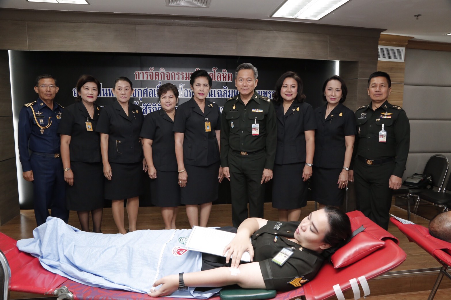 087 เมื่อวันที่ 3 สิงหาคม 2560 คุณวรรณา มณีนุตร์ เป็นผู้แทนนายกสมาคมภริยาฯ พร้อมด้วยคณะกรรมการสมาคมฯ ร่วมกิจกรรมบริจาคโลหิต เพื่อถวายเป็นพระราชกุศล เนื่องในวันเฉลิมพระชนมพรรษา สมเด็จพระนางเจ้าสิริกิติ์ พระบรมราชินีนาถ ในรัชกาลที่ ๙ และ สมเด็จพระเจ้าอยู่หัวมหาวชิราลงกรณ บดินทรเทพยวรางกูร ประจำปี 2560 ณ ห้องสำนักนโยบายและแผนกลาโหม ชั้น 1 อาคารสำนักงานปลัดกระทรวงกลาโหม ( ศรีสมาน ) จ.นนทบุรี