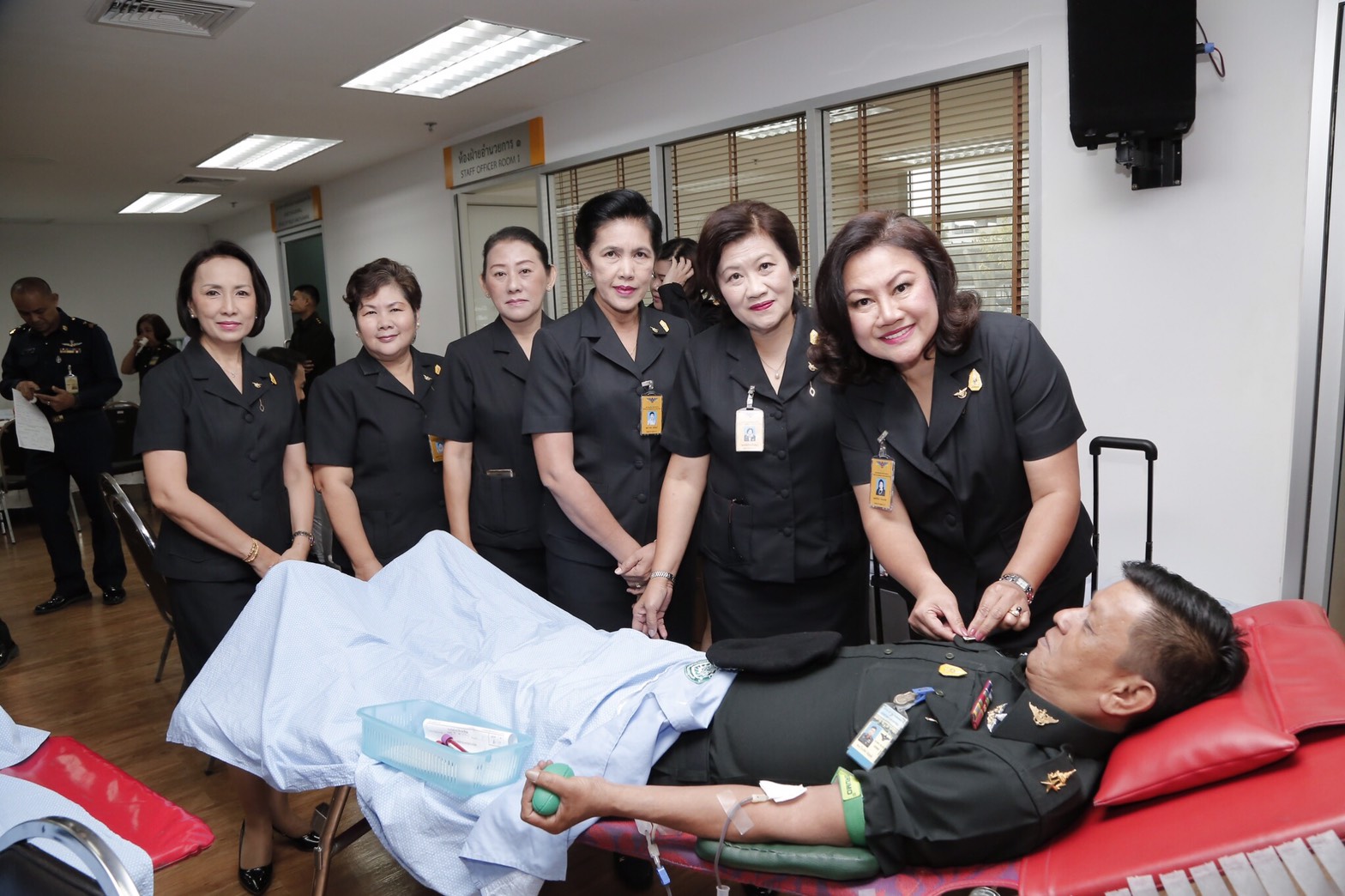 087 เมื่อวันที่ 3 สิงหาคม 2560 คุณวรรณา มณีนุตร์ เป็นผู้แทนนายกสมาคมภริยาฯ พร้อมด้วยคณะกรรมการสมาคมฯ ร่วมกิจกรรมบริจาคโลหิต เพื่อถวายเป็นพระราชกุศล เนื่องในวันเฉลิมพระชนมพรรษา สมเด็จพระนางเจ้าสิริกิติ์ พระบรมราชินีนาถ ในรัชกาลที่ ๙ และ สมเด็จพระเจ้าอยู่หัวมหาวชิราลงกรณ บดินทรเทพยวรางกูร ประจำปี 2560 ณ ห้องสำนักนโยบายและแผนกลาโหม ชั้น 1 อาคารสำนักงานปลัดกระทรวงกลาโหม ( ศรีสมาน ) จ.นนทบุรี