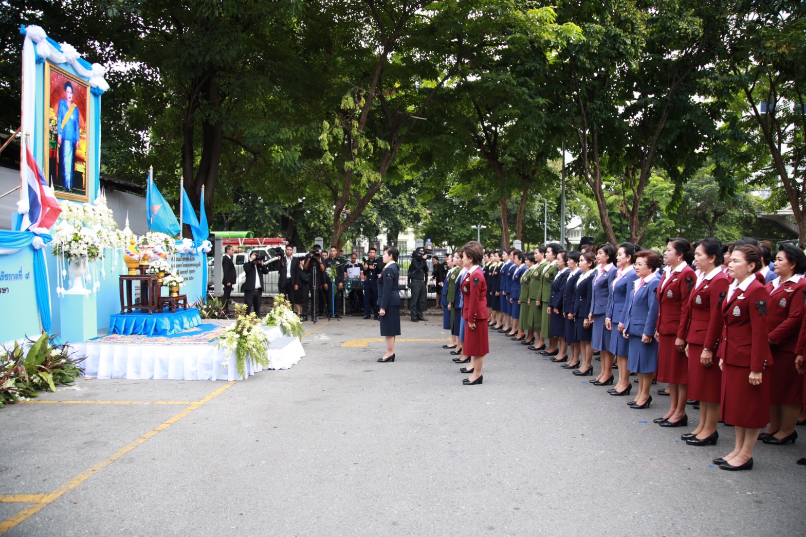090 เมื่อวันที่ 9 สิงหาคม 2560 นายกสมาคมภริยาฯ พร้อมด้วยคณะกรรมการสมาคมฯ ร่วมกิจกรรมเฉลิมพระเ...