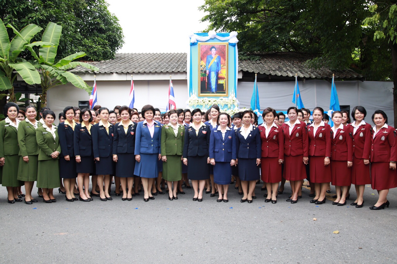 090 เมื่อวันที่ 9 สิงหาคม 2560 นายกสมาคมภริยาฯ พร้อมด้วยคณะกรรมการสมาคมฯ ร่วมกิจกรรมเฉลิมพระเกียรติ สมเด็จพระนางเจ้าสิริกิติ์ พระบรมราชินีนาถ ในรัชกาลที่ 9 เนื่องในโอกาสวันเฉลิมพระชนมพรรษา 85 พรรษา ในวันที่ 12 สิงหาคม 2560 ณ แหล่งชุมนุมนายทหารสัญญาบัตร ร.พ.พระมงกุฎเกล้า กรุงเทพฯ