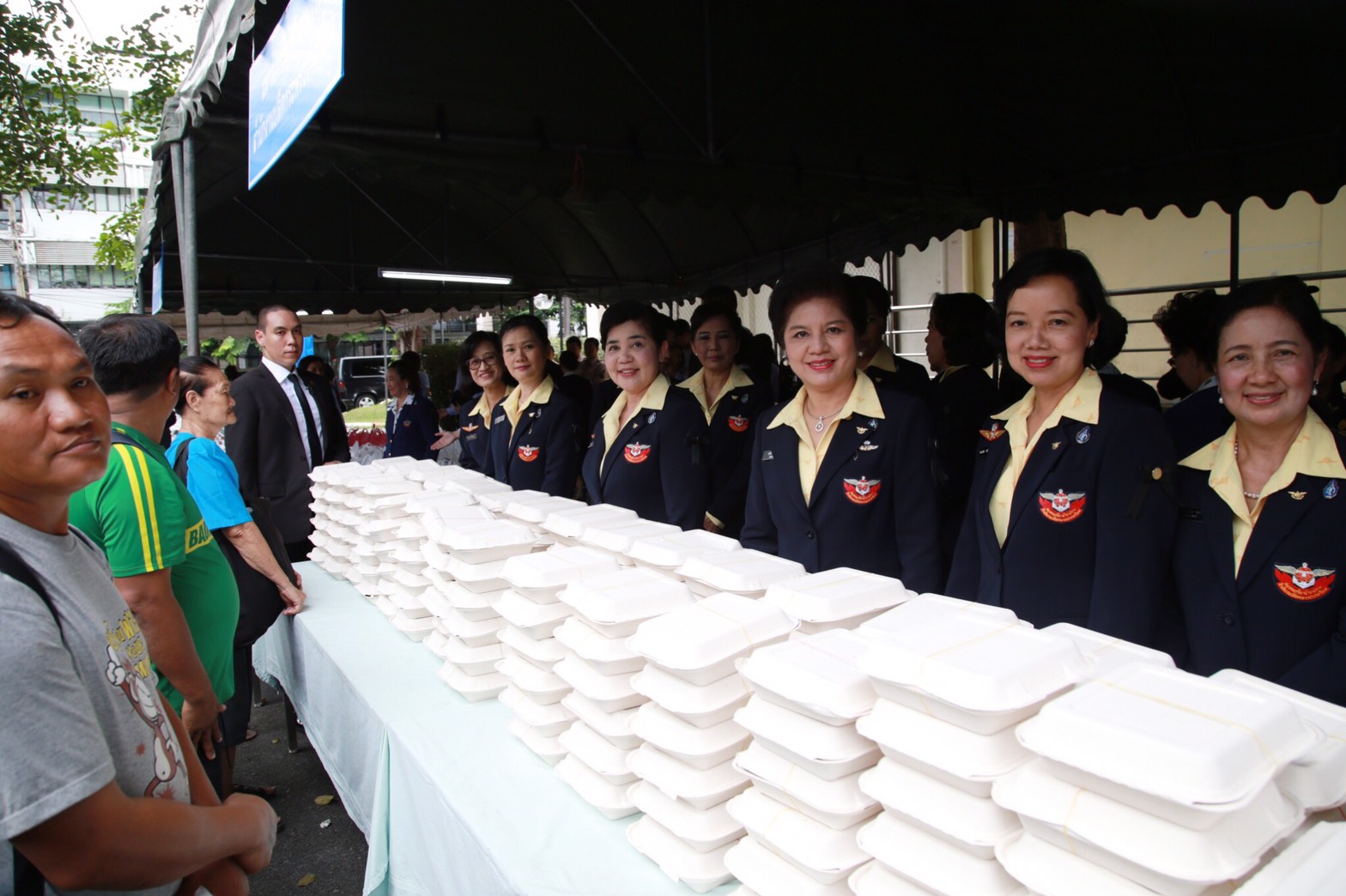 090 เมื่อวันที่ 9 สิงหาคม 2560 นายกสมาคมภริยาฯ พร้อมด้วยคณะกรรมการสมาคมฯ ร่วมกิจกรรมเฉลิมพระเกียรติ สมเด็จพระนางเจ้าสิริกิติ์ พระบรมราชินีนาถ ในรัชกาลที่ 9 เนื่องในโอกาสวันเฉลิมพระชนมพรรษา 85 พรรษา ในวันที่ 12 สิงหาคม 2560 ณ แหล่งชุมนุมนายทหารสัญญาบัตร ร.พ.พระมงกุฎเกล้า กรุงเทพฯ