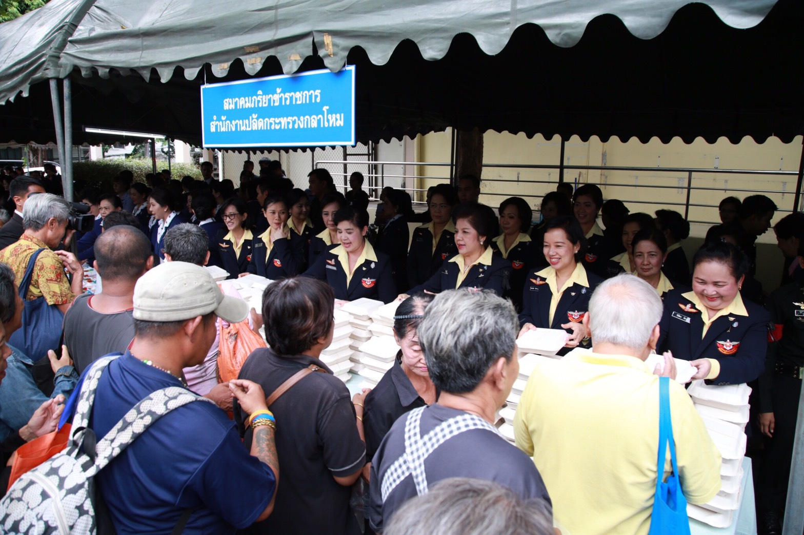 090 เมื่อวันที่ 9 สิงหาคม 2560 นายกสมาคมภริยาฯ พร้อมด้วยคณะกรรมการสมาคมฯ ร่วมกิจกรรมเฉลิมพระเกียรติ สมเด็จพระนางเจ้าสิริกิติ์ พระบรมราชินีนาถ ในรัชกาลที่ 9 เนื่องในโอกาสวันเฉลิมพระชนมพรรษา 85 พรรษา ในวันที่ 12 สิงหาคม 2560 ณ แหล่งชุมนุมนายทหารสัญญาบัตร ร.พ.พระมงกุฎเกล้า กรุงเทพฯ