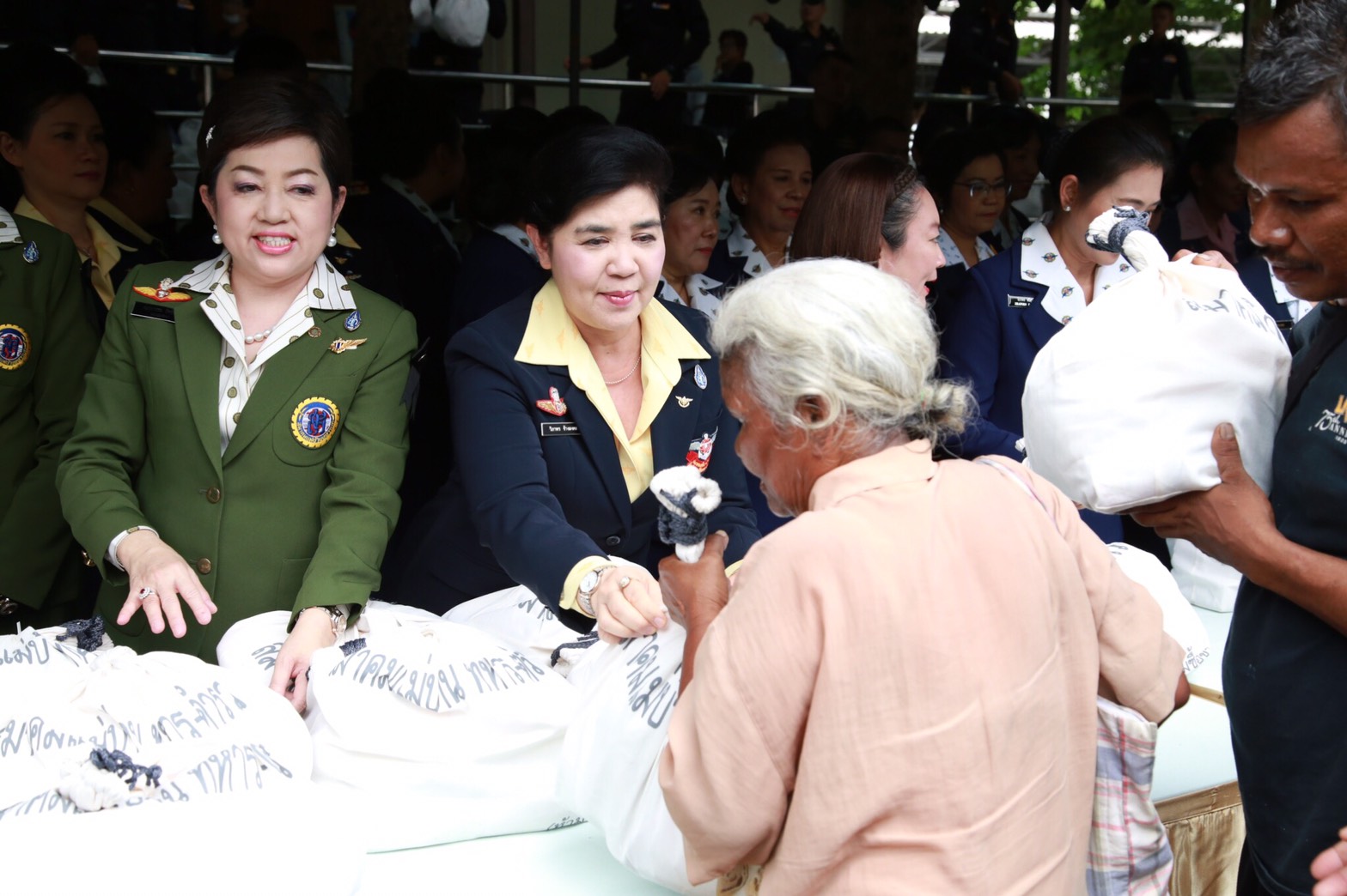 090 เมื่อวันที่ 9 สิงหาคม 2560 นายกสมาคมภริยาฯ พร้อมด้วยคณะกรรมการสมาคมฯ ร่วมกิจกรรมเฉลิมพระเกียรติ สมเด็จพระนางเจ้าสิริกิติ์ พระบรมราชินีนาถ ในรัชกาลที่ 9 เนื่องในโอกาสวันเฉลิมพระชนมพรรษา 85 พรรษา ในวันที่ 12 สิงหาคม 2560 ณ แหล่งชุมนุมนายทหารสัญญาบัตร ร.พ.พระมงกุฎเกล้า กรุงเทพฯ