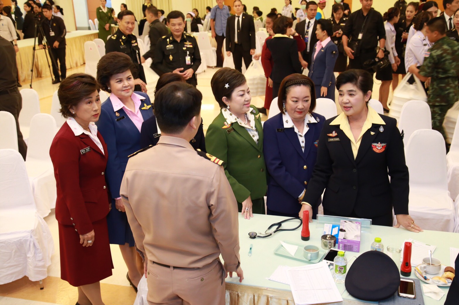 090 เมื่อวันที่ 9 สิงหาคม 2560 นายกสมาคมภริยาฯ พร้อมด้วยคณะกรรมการสมาคมฯ ร่วมกิจกรรมเฉลิมพระเกียรติ สมเด็จพระนางเจ้าสิริกิติ์ พระบรมราชินีนาถ ในรัชกาลที่ 9 เนื่องในโอกาสวันเฉลิมพระชนมพรรษา 85 พรรษา ในวันที่ 12 สิงหาคม 2560 ณ แหล่งชุมนุมนายทหารสัญญาบัตร ร.พ.พระมงกุฎเกล้า กรุงเทพฯ
