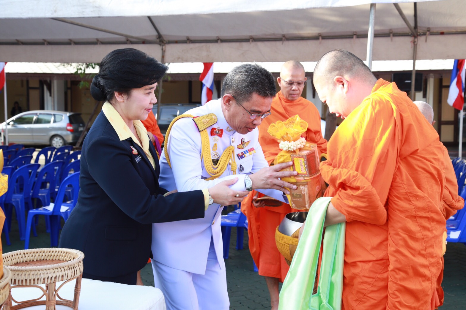 091 เมื่อวันที่ 11 สิงหาคม 2560 นายกสมาคมภริยาฯ พร้อมด้วยคณะกรรมการฯ ร่วมพิธีเจริญพระพุทธมนต์ถวายพระพรชัยมงคล พิธีทำบุญตักบาตรถวายเป็นพระราชกุศล และลงนามถวายพระพรแด่สมเด็จพระนางเจ้าสิริกิติ์ พระบรมราชินีนาถ ในรัชกาลที่ ๙ เนื่องในโอกาสวันเฉลิมพระชนมพรรษา ๘๕ พรรษา ณ ลานอเนกประสงค์ ในศาลาว่าการกลาโหม กรุงเทพฯ