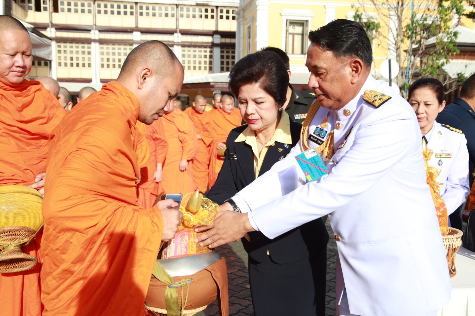 091 เมื่อวันที่ 11 สิงหาคม 2560 นายกสมาคมภริยาฯ พร้อมด้วยคณะกรรมการฯ ร่วมพิธีเจริญพระพุทธมนต์ถวายพระพรชัยมงคล พิธีทำบุญตักบาตรถวายเป็นพระราชกุศล และลงนามถวายพระพรแด่สมเด็จพระนางเจ้าสิริกิติ์ พระบรมราชินีนาถ ในรัชกาลที่ ๙ เนื่องในโอกาสวันเฉลิมพระชนมพรรษา ๘๕ พรรษา ณ ลานอเนกประสงค์ ในศาลาว่าการกลาโหม กรุงเทพฯ