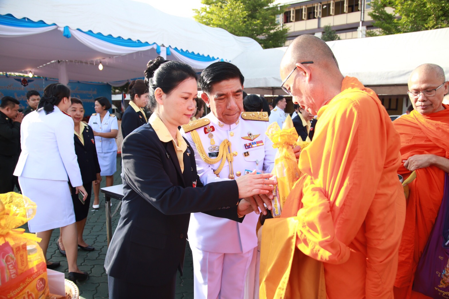 091 เมื่อวันที่ 11 สิงหาคม 2560 นายกสมาคมภริยาฯ พร้อมด้วยคณะกรรมการฯ ร่วมพิธีเจริญพระพุทธมนต์ถวายพระพรชัยมงคล พิธีทำบุญตักบาตรถวายเป็นพระราชกุศล และลงนามถวายพระพรแด่สมเด็จพระนางเจ้าสิริกิติ์ พระบรมราชินีนาถ ในรัชกาลที่ ๙ เนื่องในโอกาสวันเฉลิมพระชนมพรรษา ๘๕ พรรษา ณ ลานอเนกประสงค์ ในศาลาว่าการกลาโหม กรุงเทพฯ