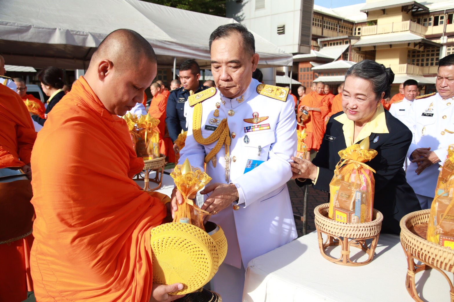 091 เมื่อวันที่ 11 สิงหาคม 2560 นายกสมาคมภริยาฯ พร้อมด้วยคณะกรรมการฯ ร่วมพิธีเจริญพระพุทธมนต์ถวายพระพรชัยมงคล พิธีทำบุญตักบาตรถวายเป็นพระราชกุศล และลงนามถวายพระพรแด่สมเด็จพระนางเจ้าสิริกิติ์ พระบรมราชินีนาถ ในรัชกาลที่ ๙ เนื่องในโอกาสวันเฉลิมพระชนมพรรษา ๘๕ พรรษา ณ ลานอเนกประสงค์ ในศาลาว่าการกลาโหม กรุงเทพฯ