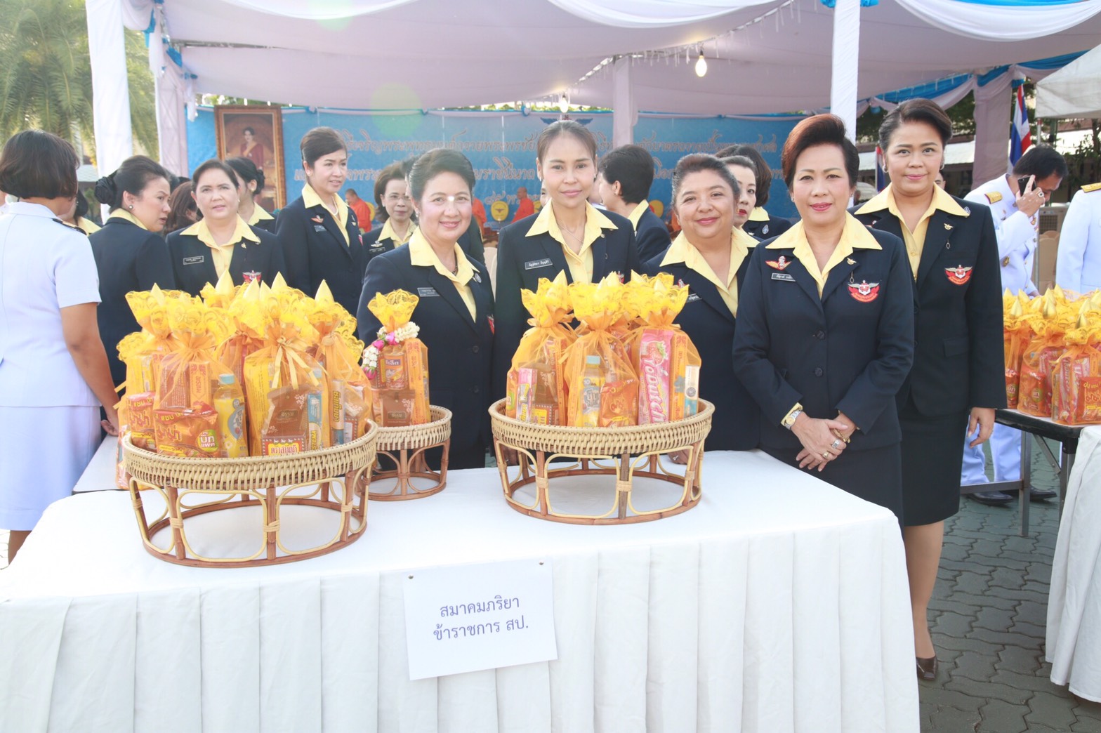 091 เมื่อวันที่ 11 สิงหาคม 2560 นายกสมาคมภริยาฯ พร้อมด้วยคณะกรรมการฯ ร่วมพิธีเจริญพระพุทธมนต์ถวายพระพรชัยมงคล พิธีทำบุญตักบาตรถวายเป็นพระราชกุศล และลงนามถวายพระพรแด่สมเด็จพระนางเจ้าสิริกิติ์ พระบรมราชินีนาถ ในรัชกาลที่ ๙ เนื่องในโอกาสวันเฉลิมพระชนมพรรษา ๘๕ พรรษา ณ ลานอเนกประสงค์ ในศาลาว่าการกลาโหม กรุงเทพฯ