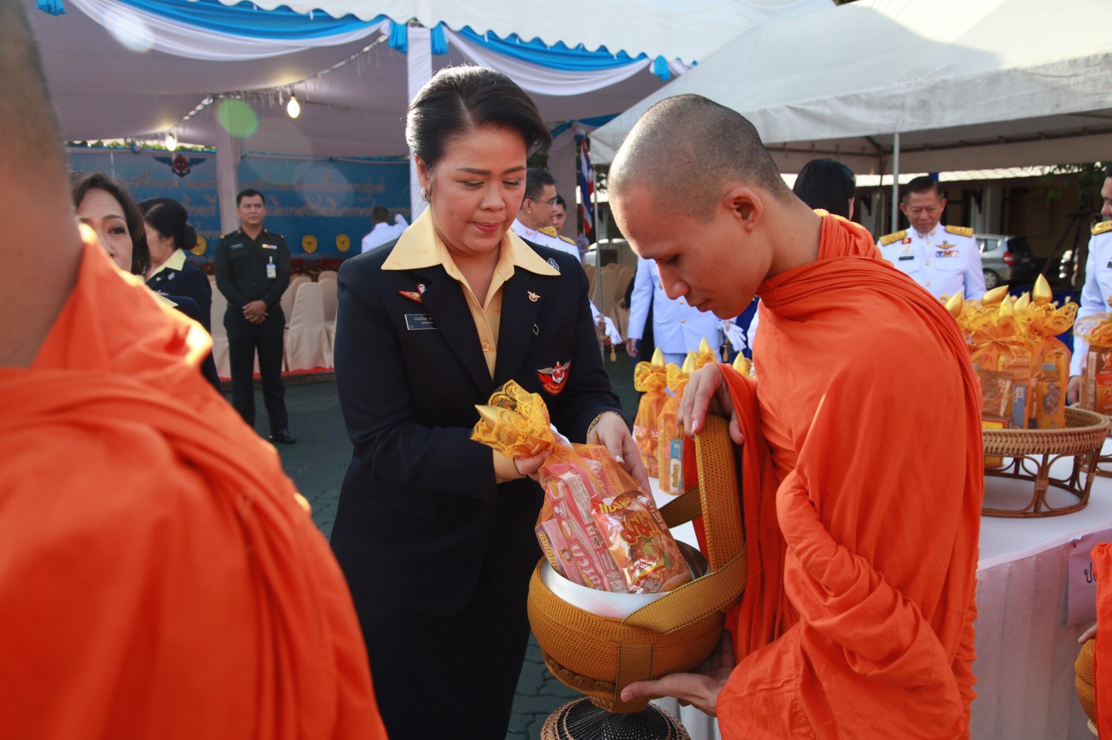 091 เมื่อวันที่ 11 สิงหาคม 2560 นายกสมาคมภริยาฯ พร้อมด้วยคณะกรรมการฯ ร่วมพิธีเจริญพระพุทธมนต์ถวายพระพรชัยมงคล พิธีทำบุญตักบาตรถวายเป็นพระราชกุศล และลงนามถวายพระพรแด่สมเด็จพระนางเจ้าสิริกิติ์ พระบรมราชินีนาถ ในรัชกาลที่ ๙ เนื่องในโอกาสวันเฉลิมพระชนมพรรษา ๘๕ พรรษา ณ ลานอเนกประสงค์ ในศาลาว่าการกลาโหม กรุงเทพฯ
