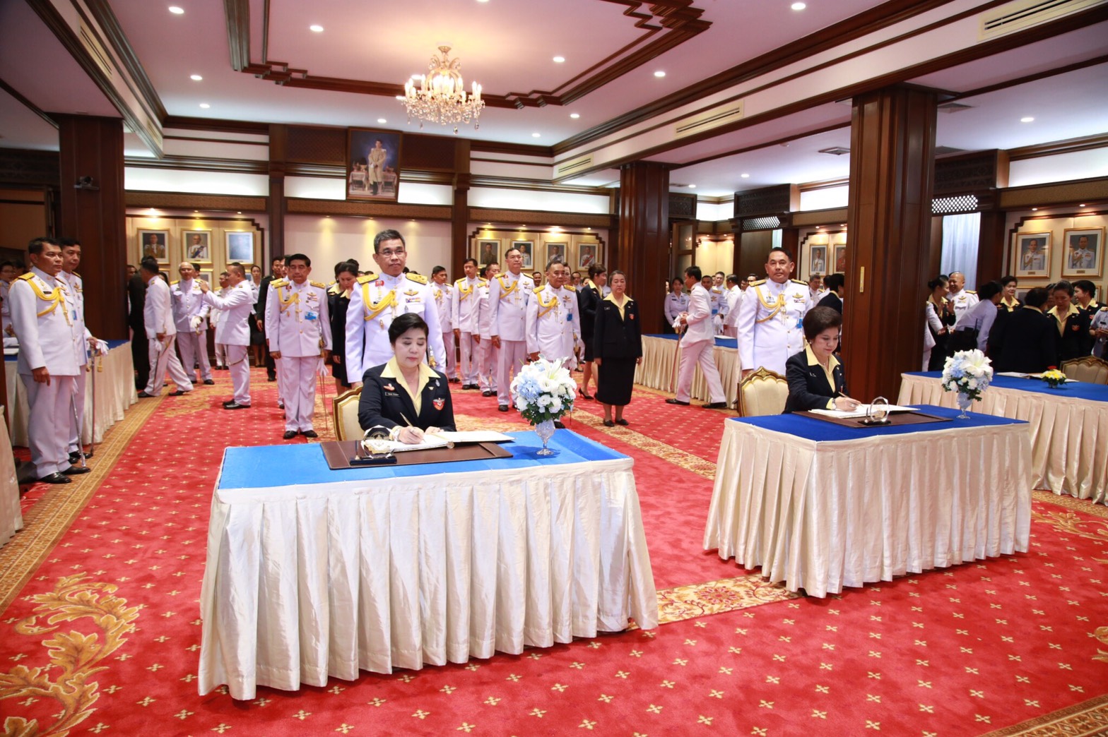 091 เมื่อวันที่ 11 สิงหาคม 2560 นายกสมาคมภริยาฯ พร้อมด้วยคณะกรรมการฯ ร่วมพิธีเจริญพระพุทธมนต์ถวายพระพรชัยมงคล พิธีทำบุญตักบาตรถวายเป็นพระราชกุศล และลงนามถวายพระพรแด่สมเด็จพระนางเจ้าสิริกิติ์ พระบรมราชินีนาถ ในรัชกาลที่ ๙ เนื่องในโอกาสวันเฉลิมพระชนมพรรษา ๘๕ พรรษา ณ ลานอเนกประสงค์ ในศาลาว่าการกลาโหม กรุงเทพฯ