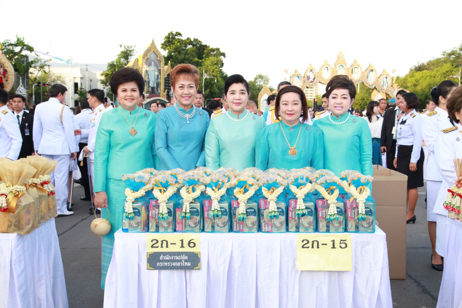 092 เมื่อวันที่ 12 สิงหาคม 2560 นายกสมาคมภริยาฯ ร่วมพิธีเจริญพระพุทธมนต์ถวายพระพรชัยมงคล และพิธีทำบุญตักบาตรถวายเป็นพระราชกุศลแด่ สมเด็จพระนางเจ้าสิริกิติ์ พระบรมราชินีนาถ ในรัชกาลที่ 9 เนื่องในโอกาสเฉลิมพระชนมพรรษา 85 พรรษา ณ พระลานพระราชวังดุสิต กรุงเทพฯ