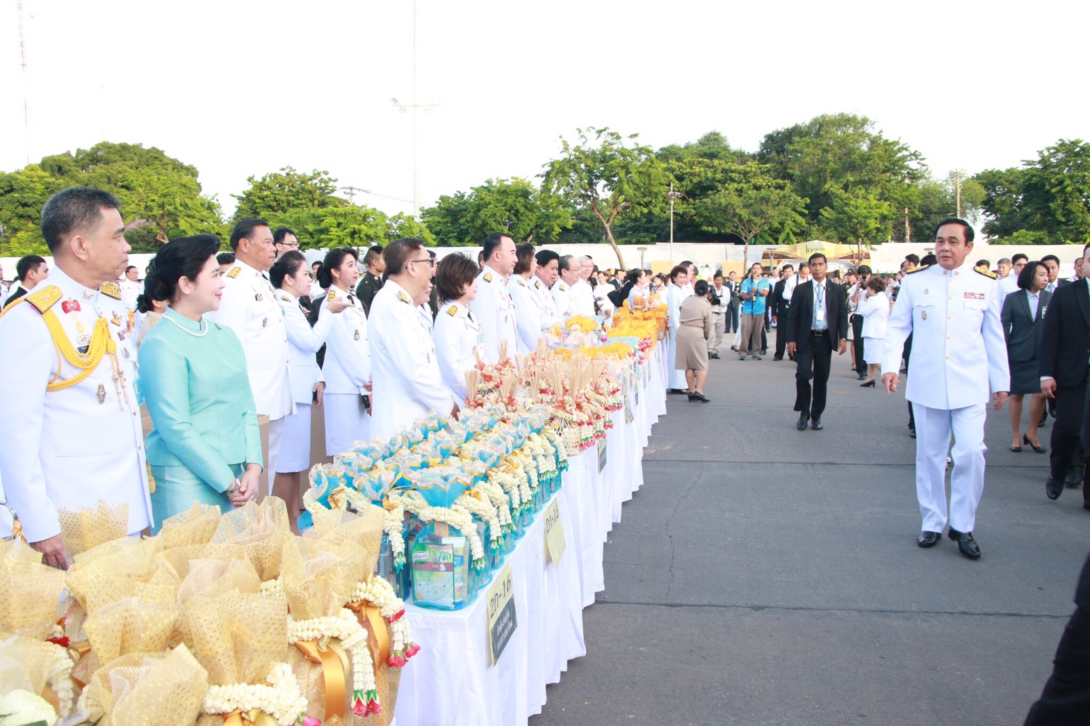 092 เมื่อวันที่ 12 สิงหาคม 2560 นายกสมาคมภริยาฯ ร่วมพิธีเจริญพระพุทธมนต์ถวายพระพรชัยมงคล และพิธีทำบุญตักบาตรถวายเป็นพระราชกุศลแด่ สมเด็จพระนางเจ้าสิริกิติ์ พระบรมราชินีนาถ ในรัชกาลที่ 9 เนื่องในโอกาสเฉลิมพระชนมพรรษา 85 พรรษา ณ พระลานพระราชวังดุสิต กรุงเทพฯ
