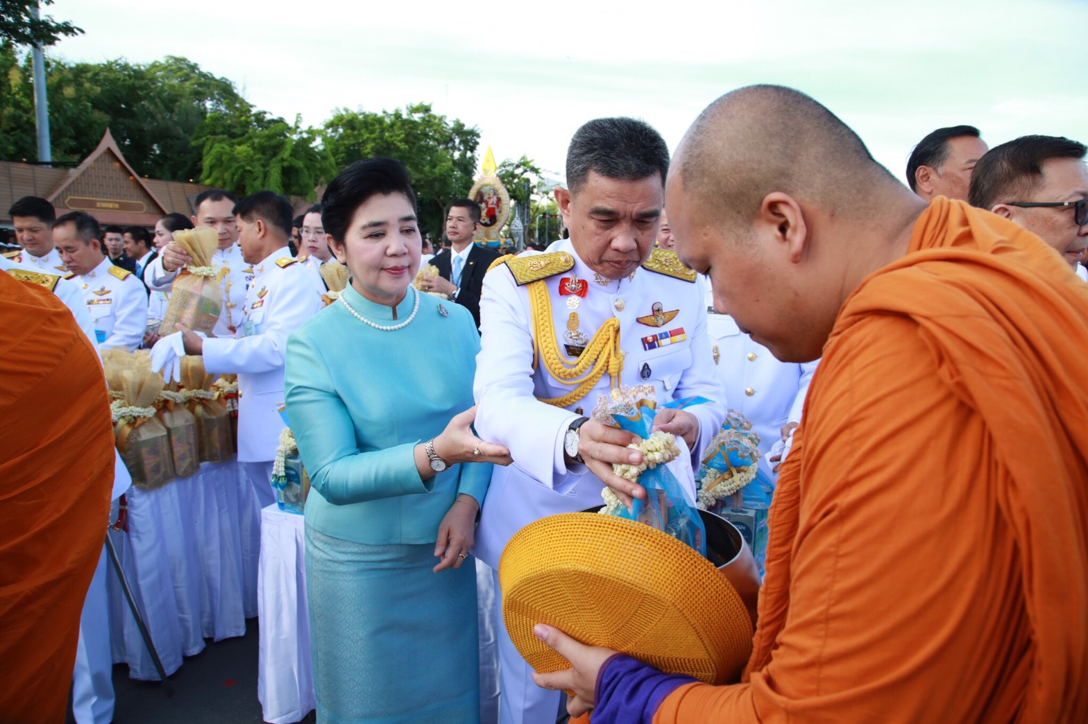 092 เมื่อวันที่ 12 สิงหาคม 2560 นายกสมาคมภริยาฯ ร่วมพิธีเจริญพระพุทธมนต์ถวายพระพรชัยมงคล และพิธีทำบุญตักบาตรถวายเป็นพระราชกุศลแด่ สมเด็จพระนางเจ้าสิริกิติ์ พระบรมราชินีนาถ ในรัชกาลที่ 9 เนื่องในโอกาสเฉลิมพระชนมพรรษา 85 พรรษา ณ พระลานพระราชวังดุสิต กรุงเทพฯ