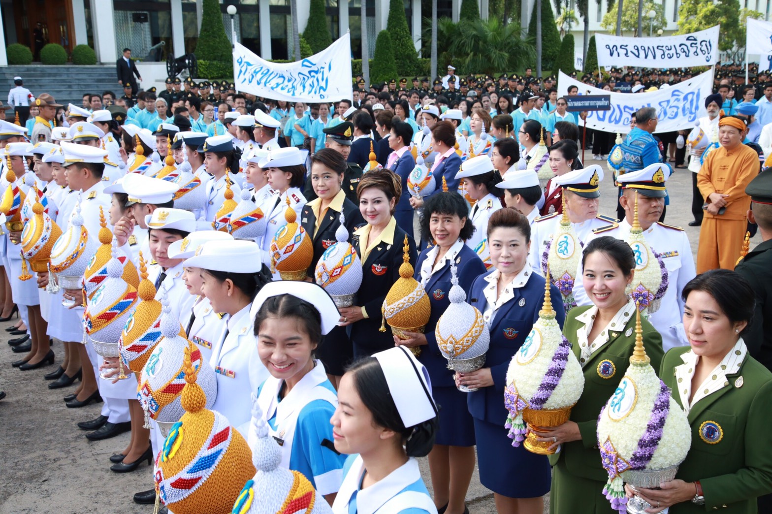 093 เมื่อวันที่ 12 สิงหาคม 2560 คุณศรีสุภางค์ พงษ์ศิริ เป็นผู้แทนนายกสมาคมภริยาฯ พร้อมด้วยคณะกรรมการฯ และสมาชิกวิสามัญฯ ร่วมเดินริ้วขบวนอัญเชิญเครื่องราชสักการะถวายพระพรชัยมงคล สมเด็จพระนางเจ้าสิริกิติ์ พระบรมราชินีนาถ ในรัชกาลที่ 9 เนื่องในโอกาสวันเฉลิมพระชนมพรรษา 85 พรรษา ณ พระลานพระราชวังดุสิต กรุงเทพฯ