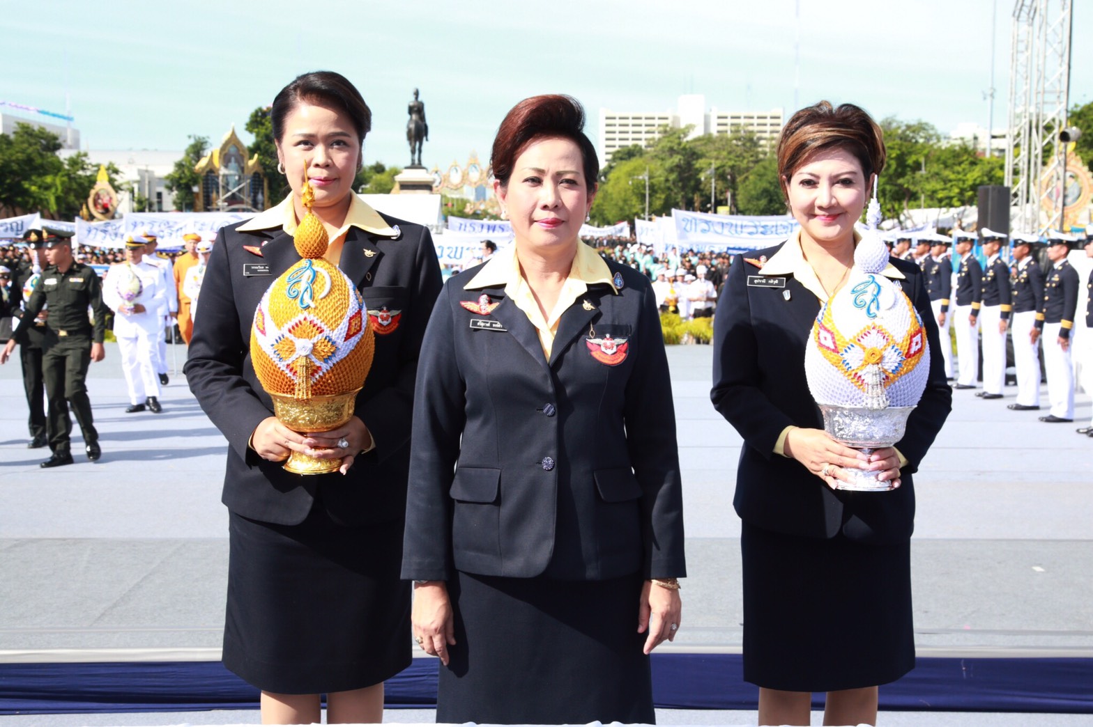 093 เมื่อวันที่ 12 สิงหาคม 2560 คุณศรีสุภางค์ พงษ์ศิริ เป็นผู้แทนนายกสมาคมภริยาฯ พร้อมด้วยคณะกรรมการฯ และสมาชิกวิสามัญฯ ร่วมเดินริ้วขบวนอัญเชิญเครื่องราชสักการะถวายพระพรชัยมงคล สมเด็จพระนางเจ้าสิริกิติ์ พระบรมราชินีนาถ ในรัชกาลที่ 9 เนื่องในโอกาสวันเฉลิมพระชนมพรรษา 85 พรรษา ณ พระลานพระราชวังดุสิต กรุงเทพฯ