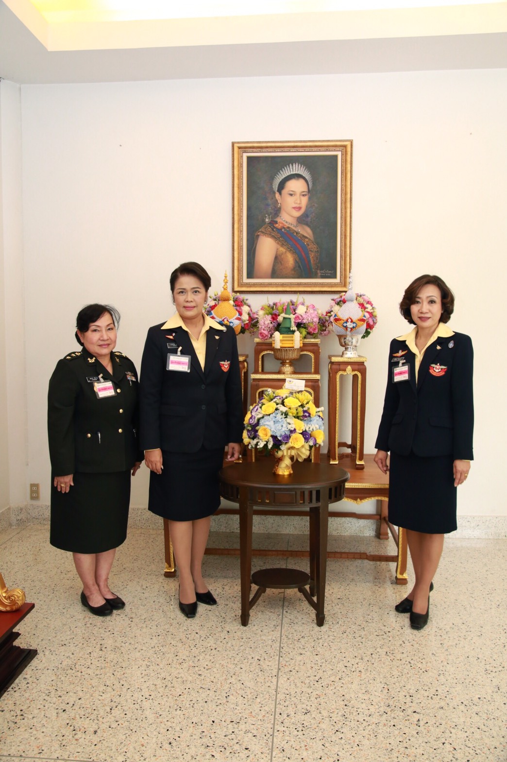 095 เมื่อวันที่ 12 สิงหาคม 2560 พ.อ.หญิงวรรณวิมล ทศวัฒน์ เป็นผู้แทนนายกสมาคมภริยาฯ พร้อมคณะฯ ร่วมทอดถวายพานทองดอกไม้สด เนื่องในโอกาสเฉลิมพระชนมพรรษา 85 พรรษา สมเด็จพระนางเจ้าสิริกิติ์ พระบรมราชินีนาถ ในรัชกาลที่ 9 ณ อาคารสถาบันสิริกิติ์ พระราชวังดุสิต แขวงสวนจิตรลดา เขตดุสิต กรุงเทพฯ