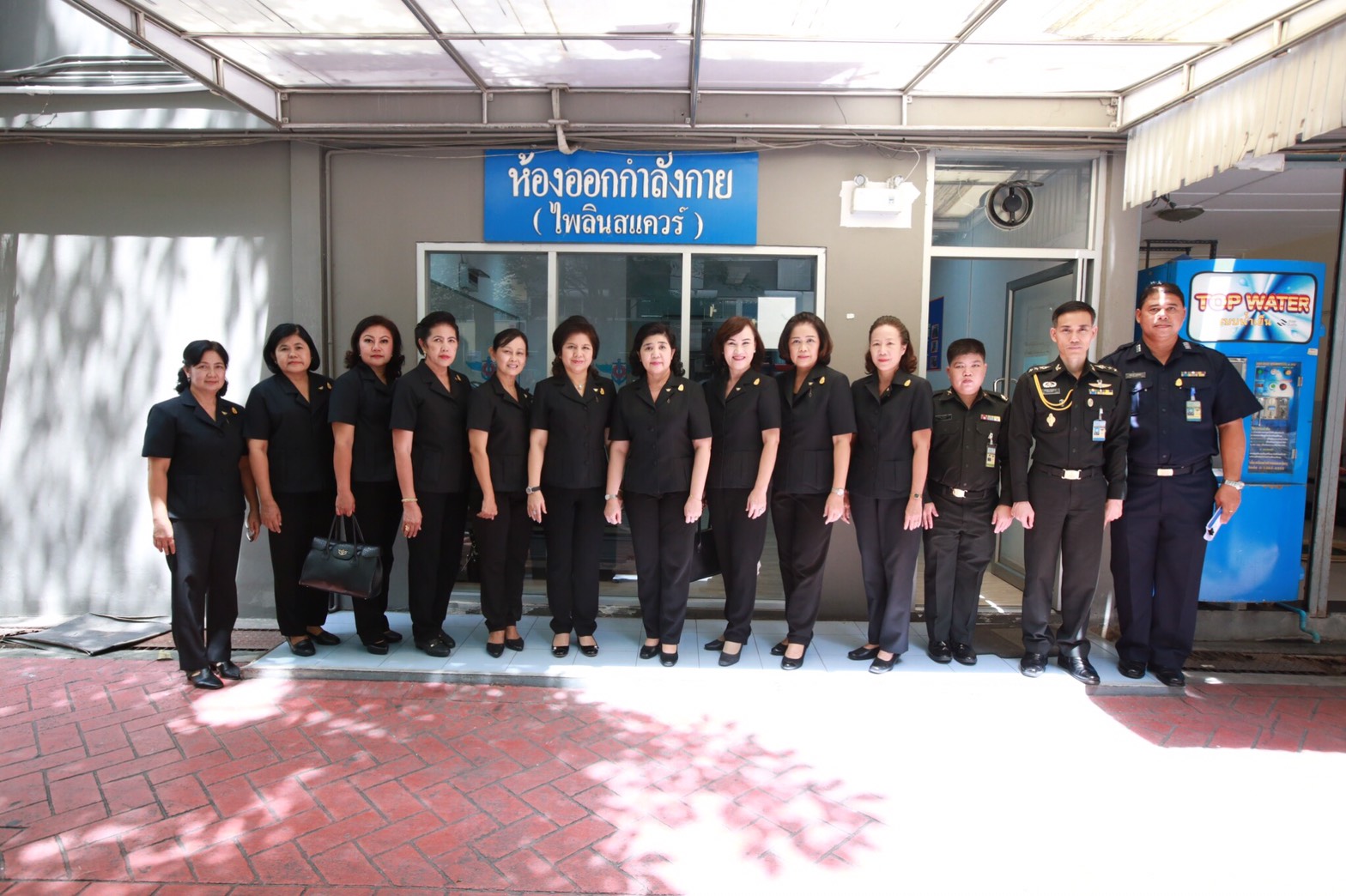 096 เมื่อวันที่ 22 สิงหาคม 2560 นายกสมาคมภริยาฯ พร้อมด้วยคณะกรรมการฯ ตรวจติดตามผลการปรับปรุงห้องออกกำลังกายในอาคารที่พักอาศัยนายทหารชั้นประทวน ของสำนักงานปลัดกระทรวงกลาโหม (พื้นที่แจ้งวัฒนะ) และศูนย์ส่งเสริมการเรียนรู้ในอาคารที่พักอาศัยของสำนักงานปลัดกระทรวงกลาโหม (พื้นที่ศรีสมาน)