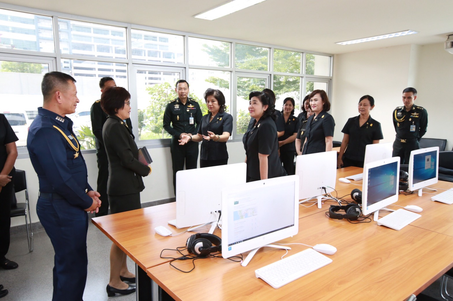 096 เมื่อวันที่ 22 สิงหาคม 2560 นายกสมาคมภริยาฯ พร้อมด้วยคณะกรรมการฯ ตรวจติดตามผลการปรับปรุงห้องออกกำลังกายในอาคารที่พักอาศัยนายทหารชั้นประทวน ของสำนักงานปลัดกระทรวงกลาโหม (พื้นที่แจ้งวัฒนะ) และศูนย์ส่งเสริมการเรียนรู้ในอาคารที่พักอาศัยของสำนักงานปลัดกระทรวงกลาโหม (พื้นที่ศรีสมาน)
