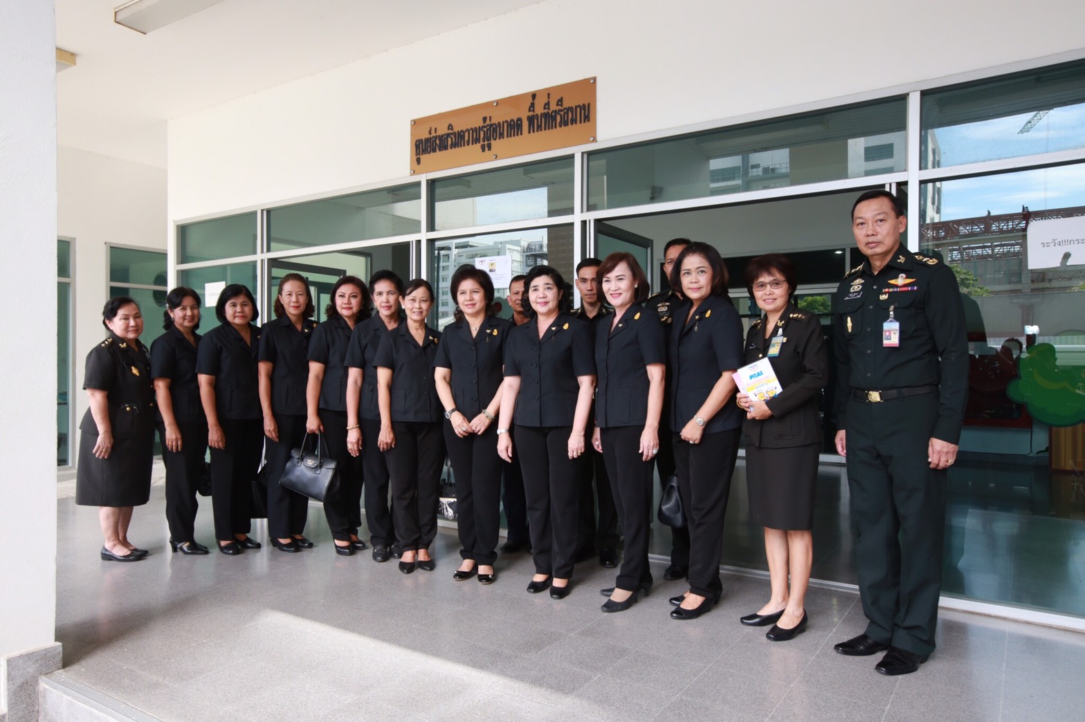 096 เมื่อวันที่ 22 สิงหาคม 2560 นายกสมาคมภริยาฯ พร้อมด้วยคณะกรรมการฯ ตรวจติดตามผลการปรับปรุงห้องออกกำลังกายในอาคารที่พักอาศัยนายทหารชั้นประทวน ของสำนักงานปลัดกระทรวงกลาโหม (พื้นที่แจ้งวัฒนะ) และศูนย์ส่งเสริมการเรียนรู้ในอาคารที่พักอาศัยของสำนักงานปลัดกระทรวงกลาโหม (พื้นที่ศรีสมาน)